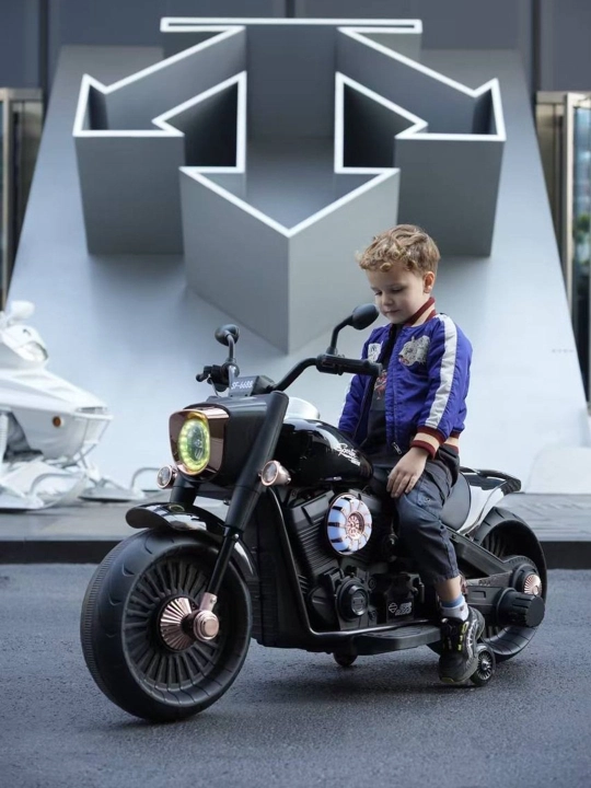 Bolalar uchun ikki g'ildirakli, ikki o'rindiqli elektr mototsikli, yon g'ildiraklari bilan 818