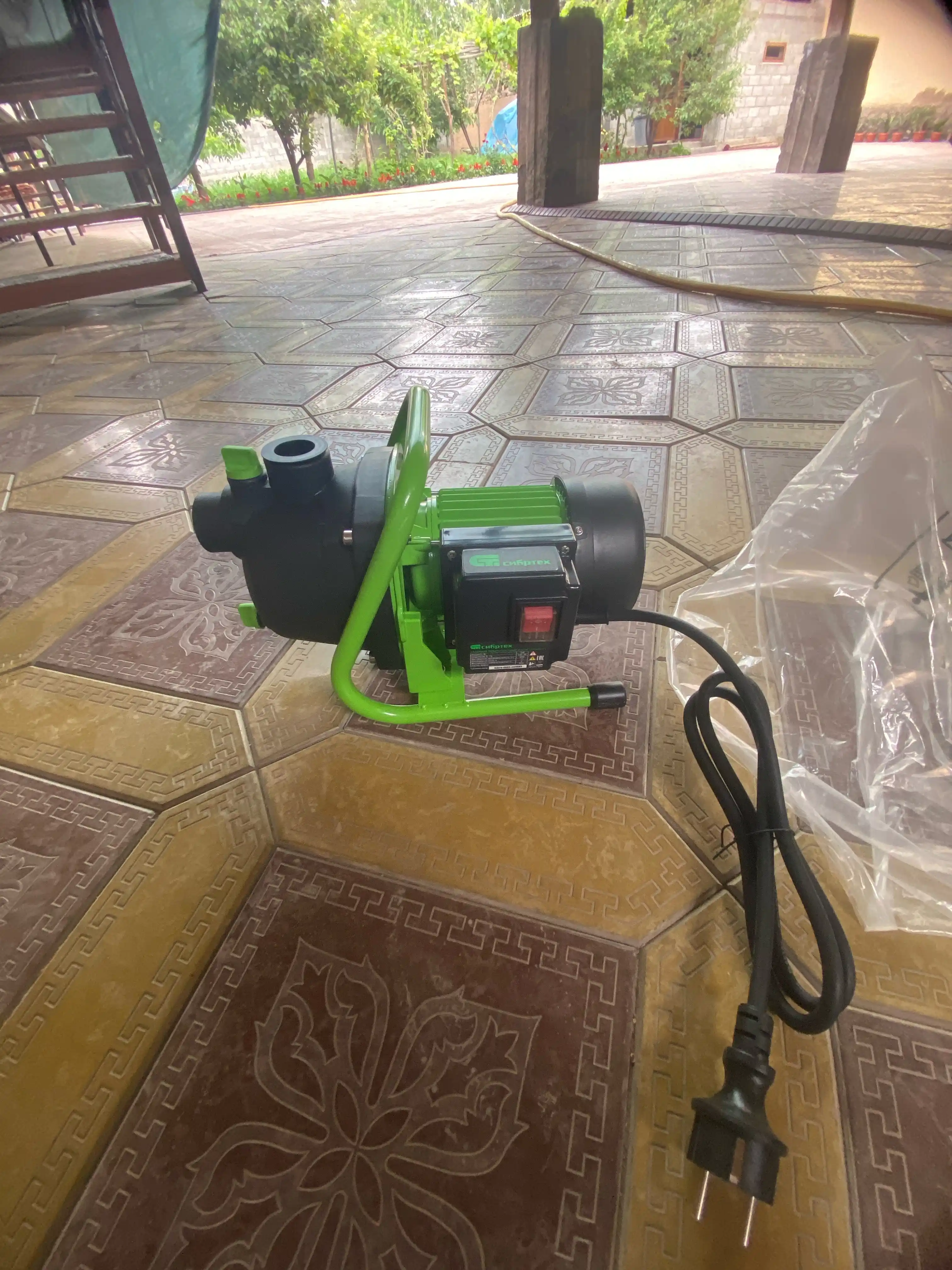 Bog‘ sirt nasosi SIBRTEХ SPN650-P, 650 Vt, bosimi 37 m, 3200 litr/soat, 97244