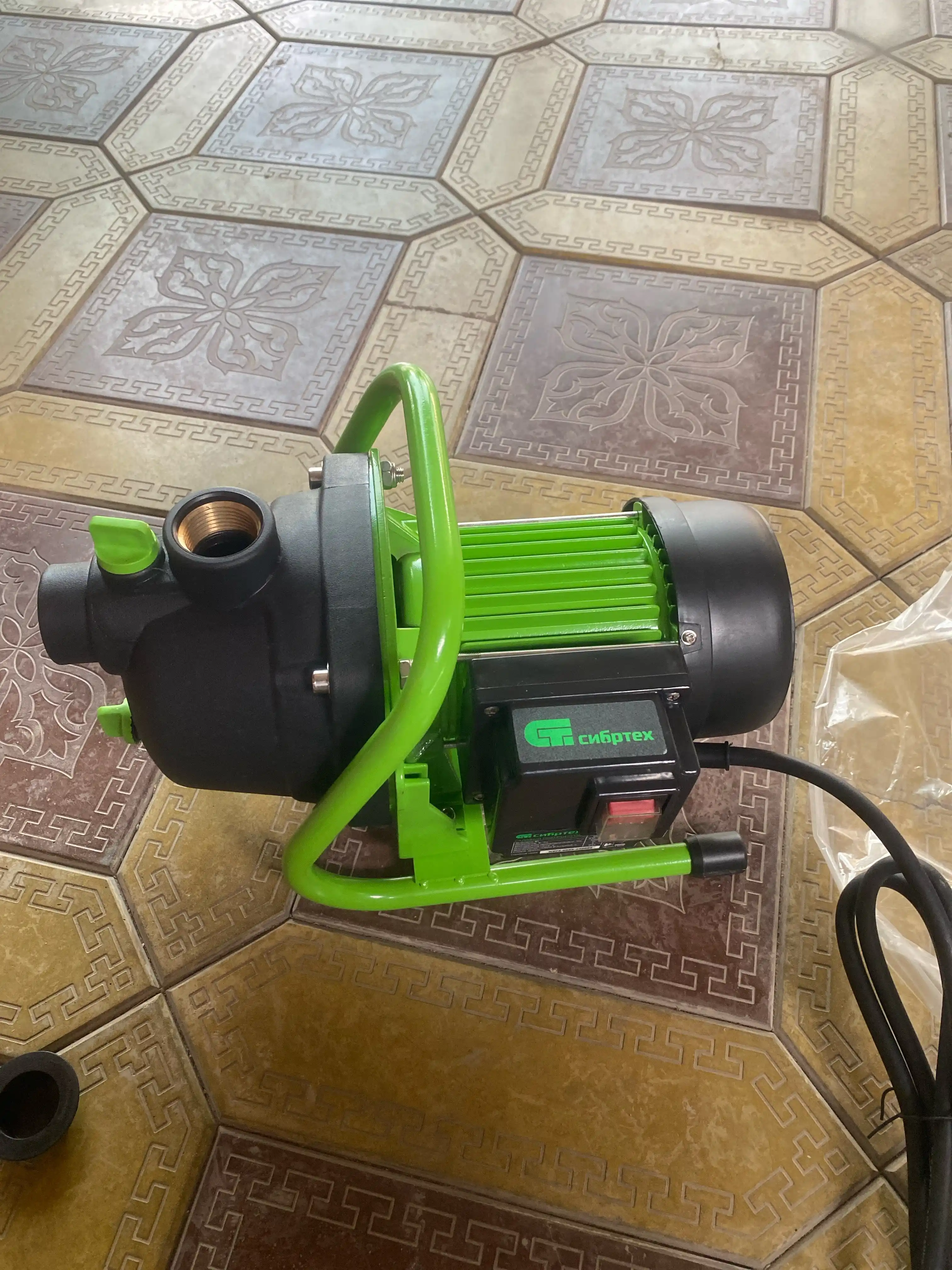 Bog‘ sirt nasosi SIBRTEХ SPN650-P, 650 Vt, bosimi 37 m, 3200 litr/soat, 97244