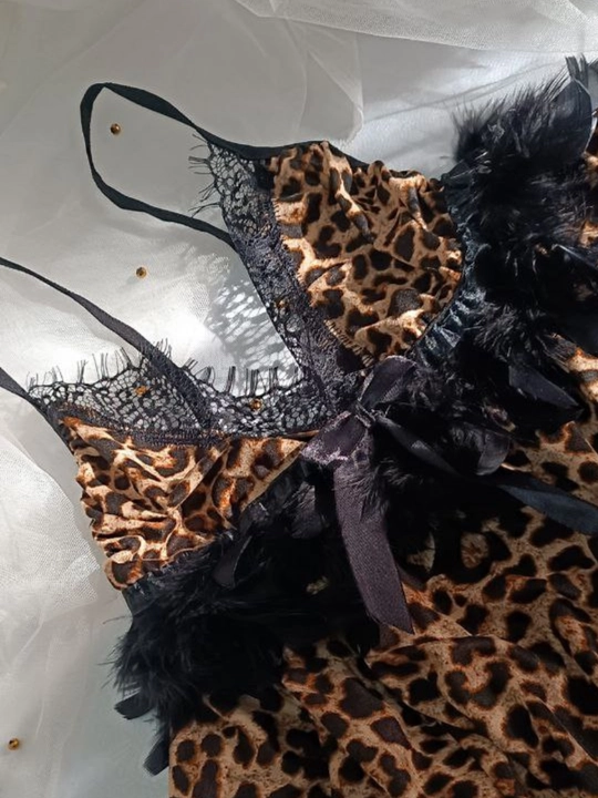 Ayollar pijama va  penyuar stringi bilan, ayollar tungi kiyimi