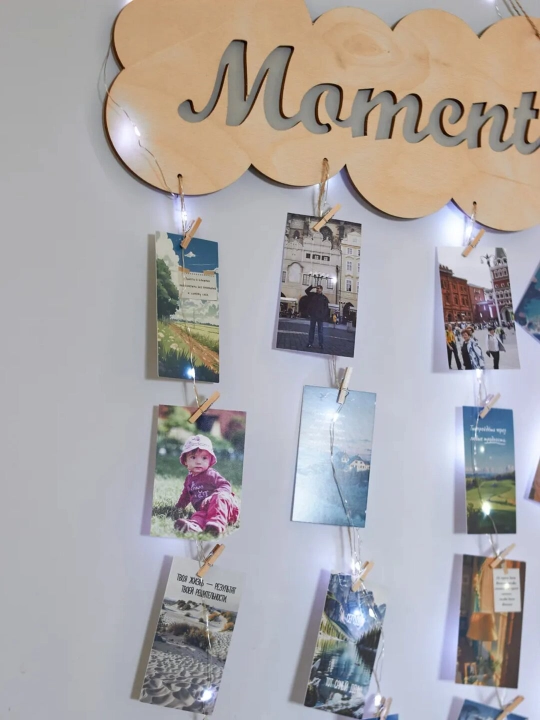 Moodboard LED chiroq bilan, foto panel qisqichli, yog‘och surat ushlagich yoritgich bilan