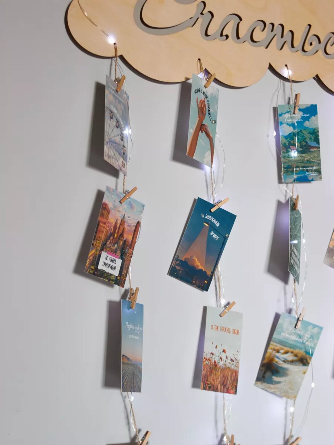 Moodboard LED chiroq bilan, foto panel qisqichli, yog‘och surat ushlagich yoritgich bilan