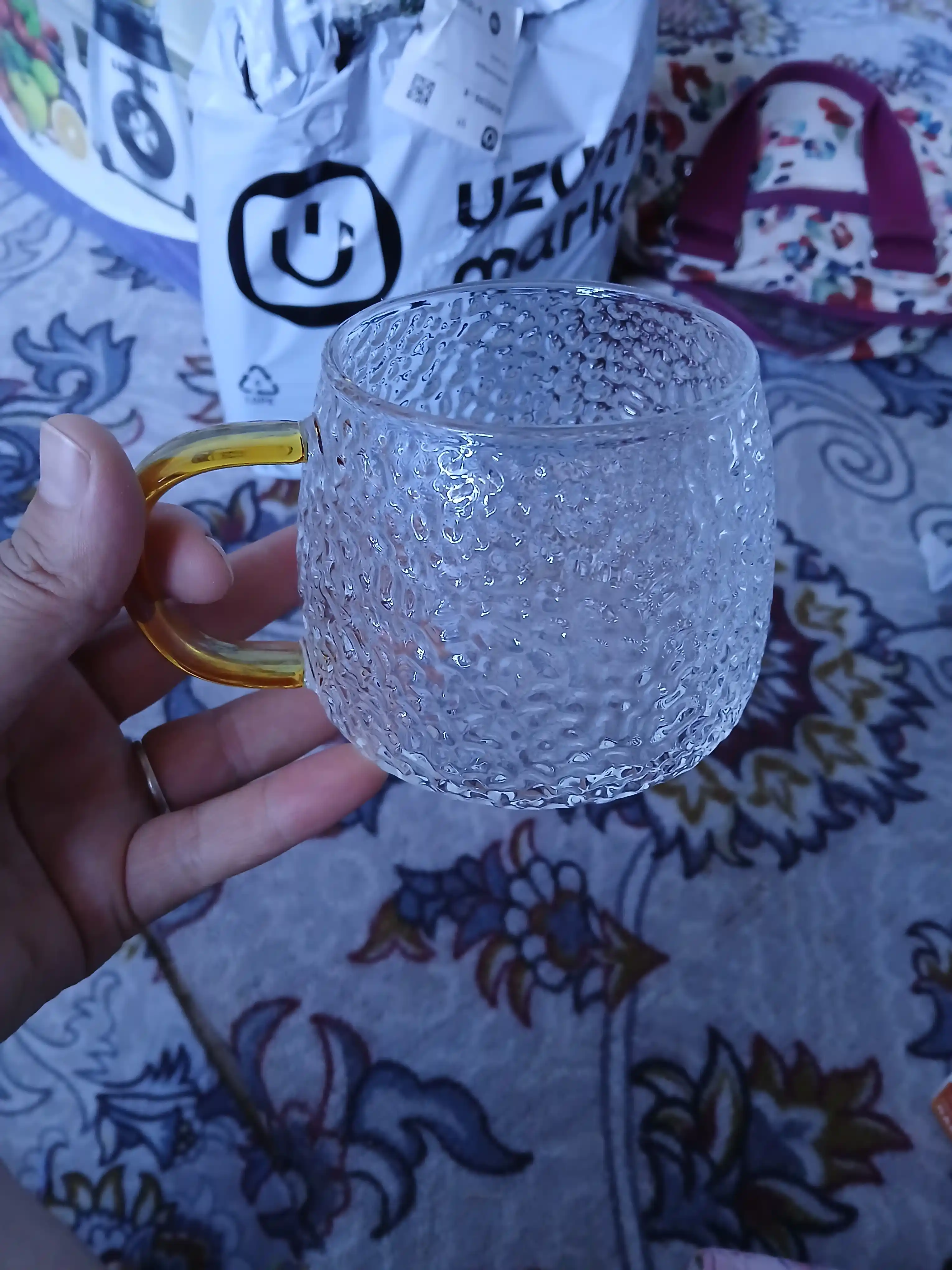 To'qimalangan sirt va oltin tutqichli shisha krujka