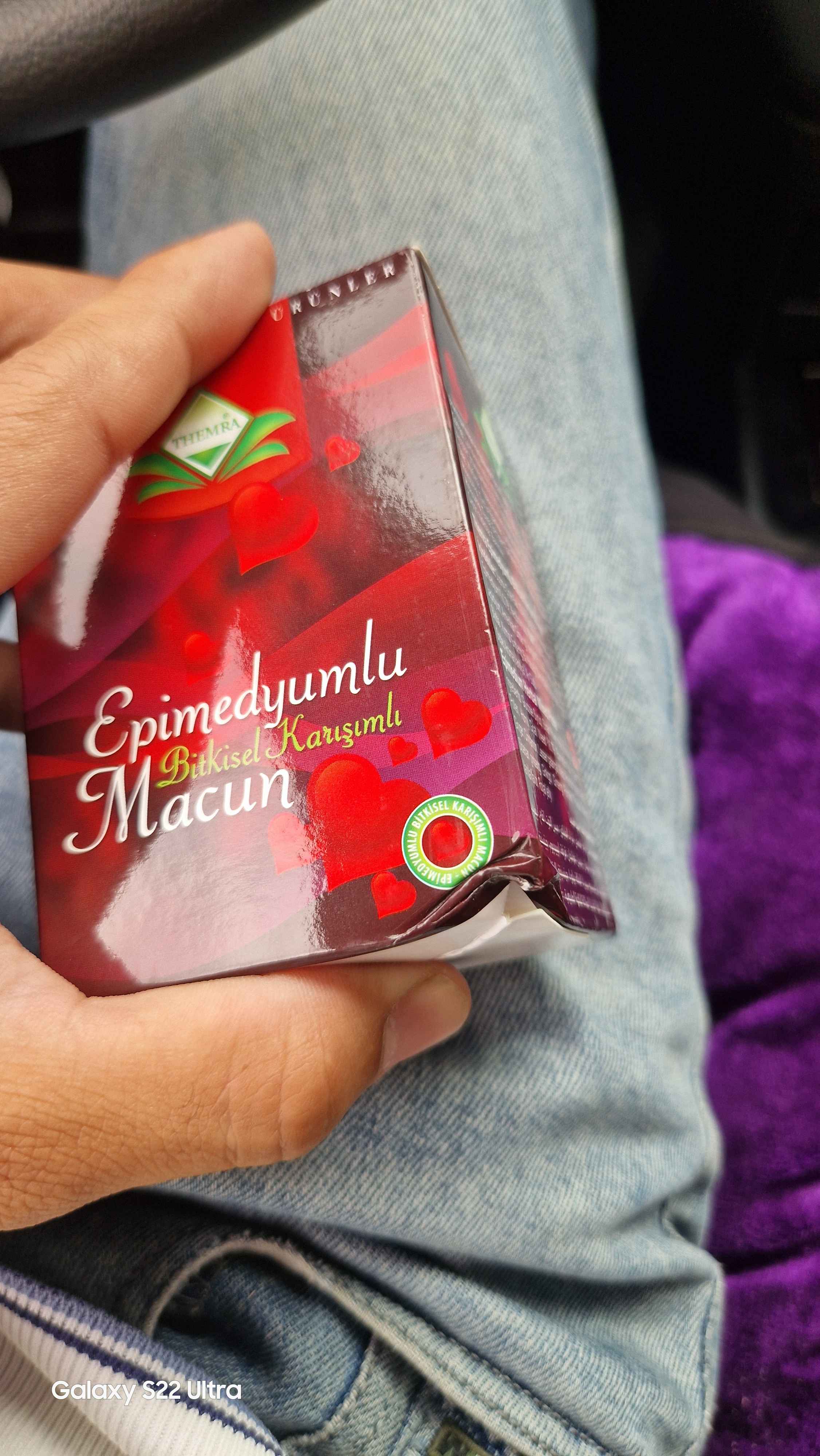 Bir olomonni emizayotgan erkaklarga qarang