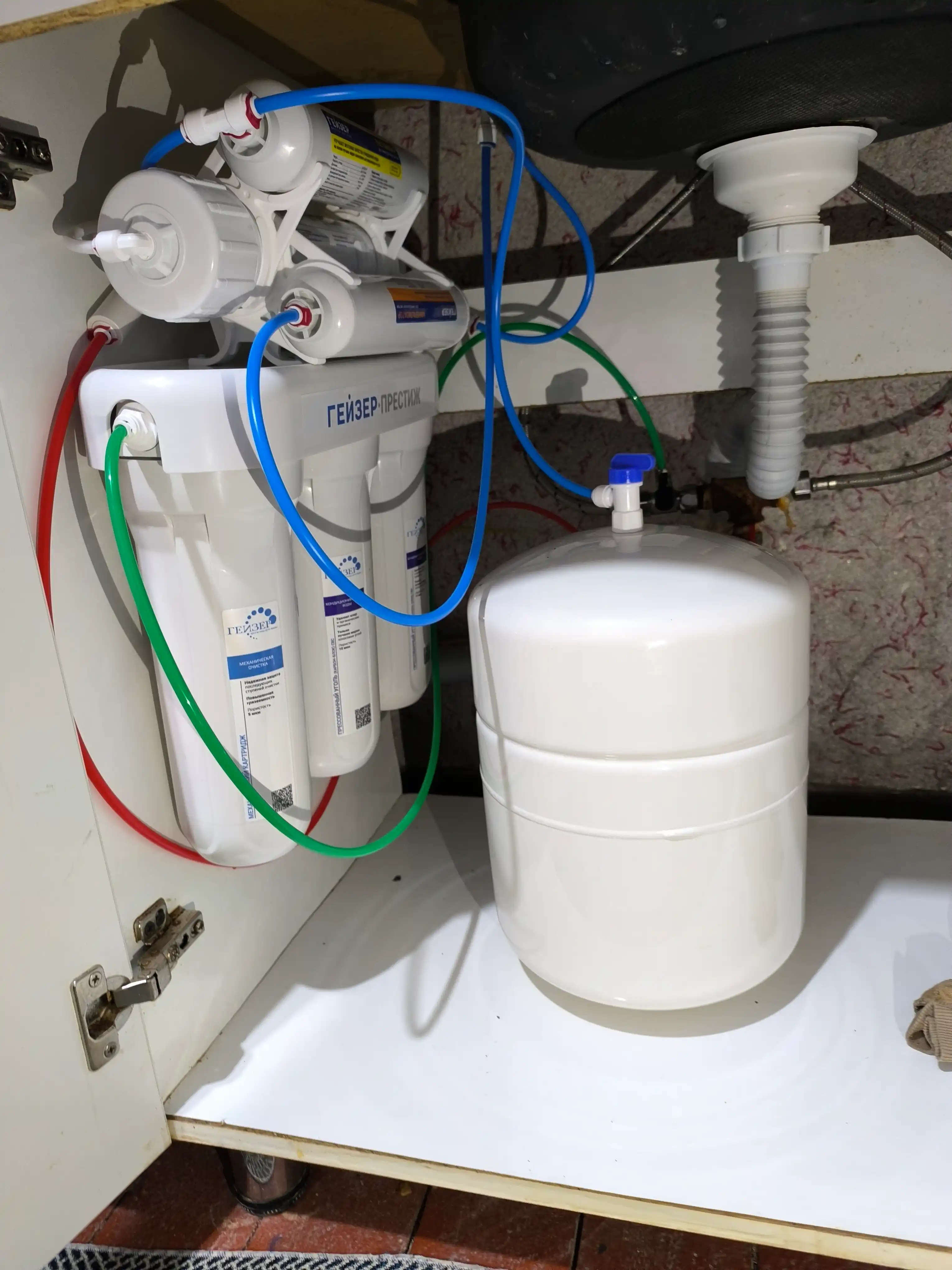 Teskari osmos Geyser Prestige-M, kuniga 200 L, mineralizator, 12 l idish va kran bilan