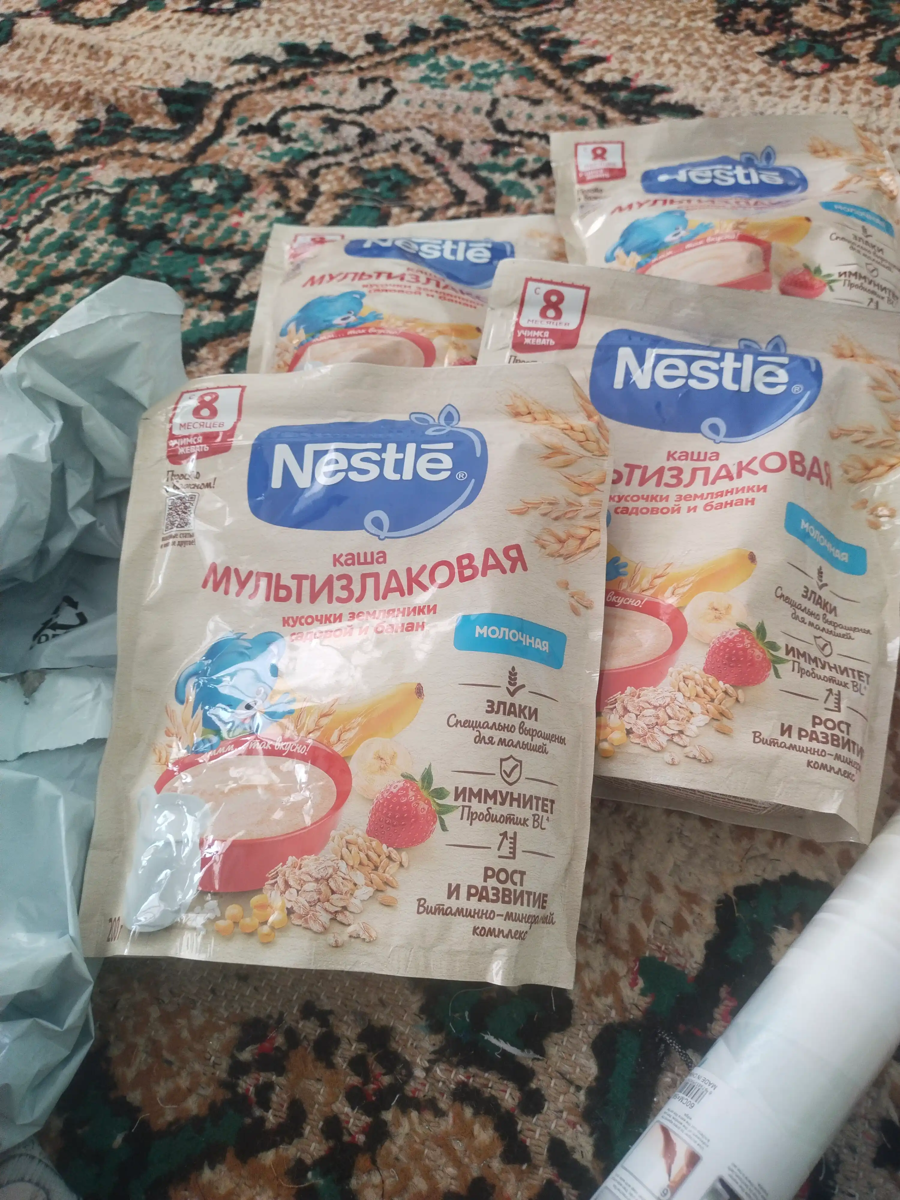Banan va 8 oylik qulupnay bo‘lakchalari "Nestlé" sutli ko‘p donli bo‘tqasi, 200 gr