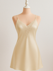 Chiroyli qiz, ichki kiyim, yubka va koylak, striptiz videosi