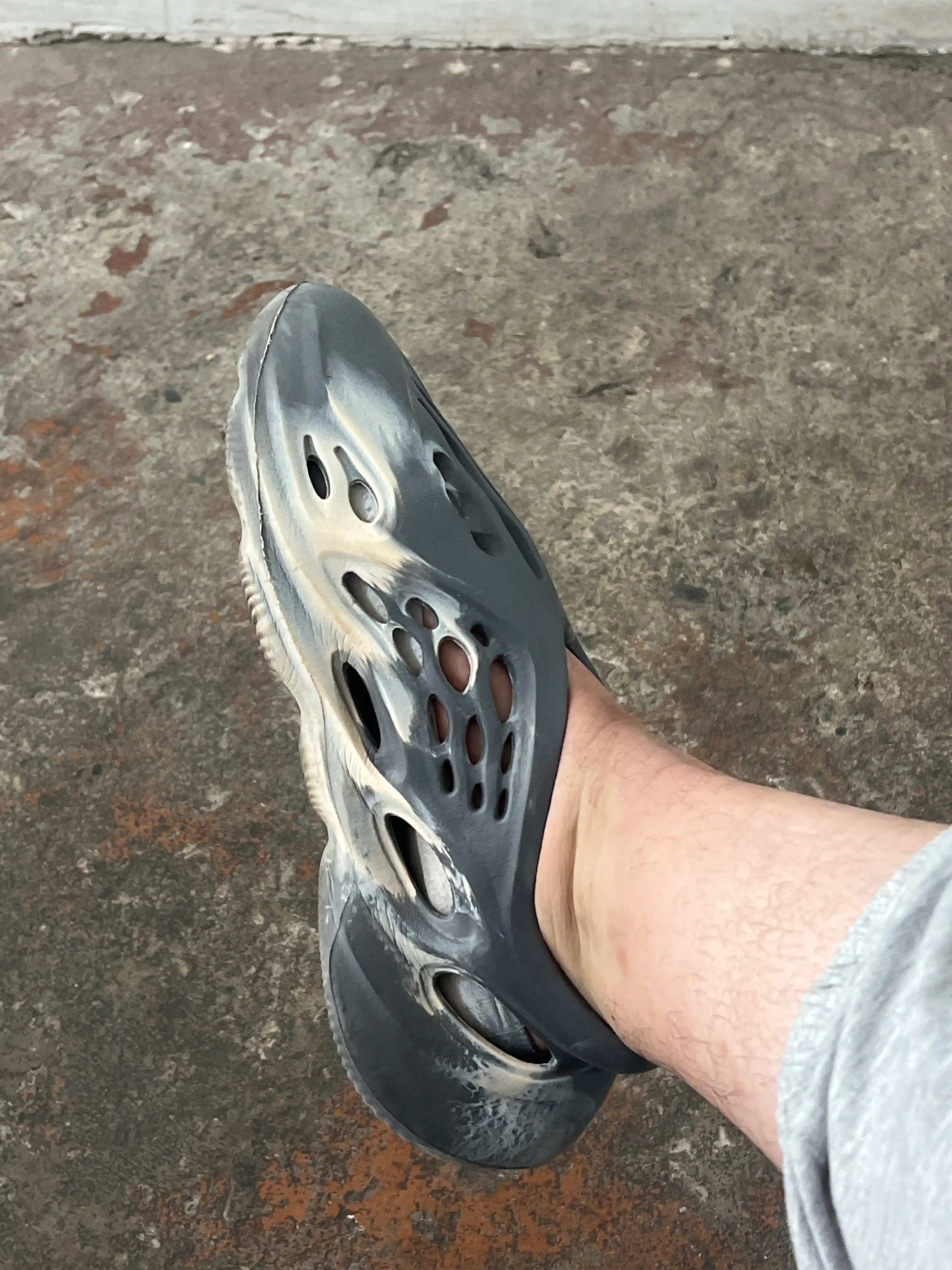 O'g'il bolalar va qizlar uchun yengil Yeezy kedalari