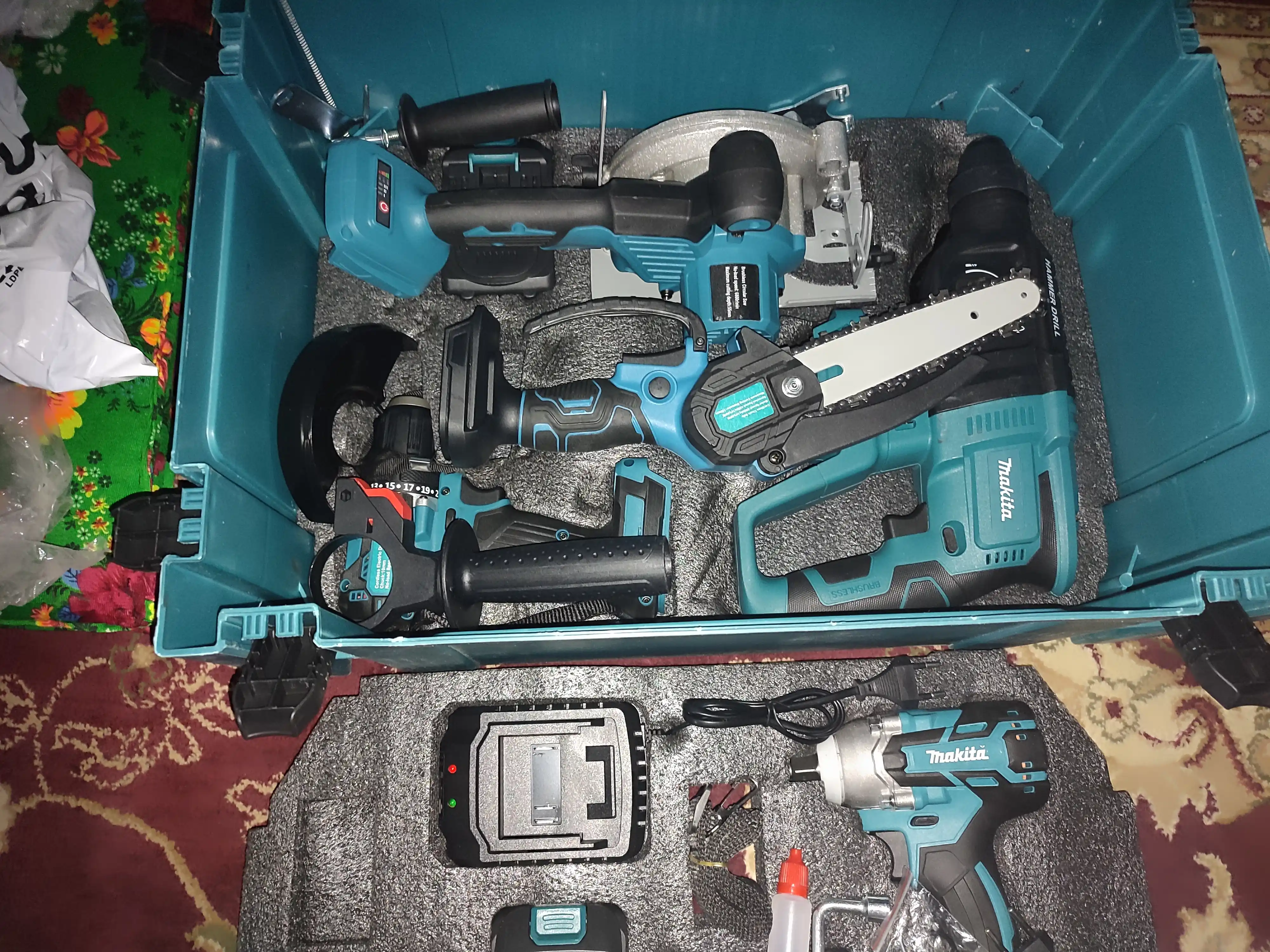 Akkumulyatorli to'plam 6 tasi 1 da, perforator, shurupovert, gaykovert, bolgarkа, arra