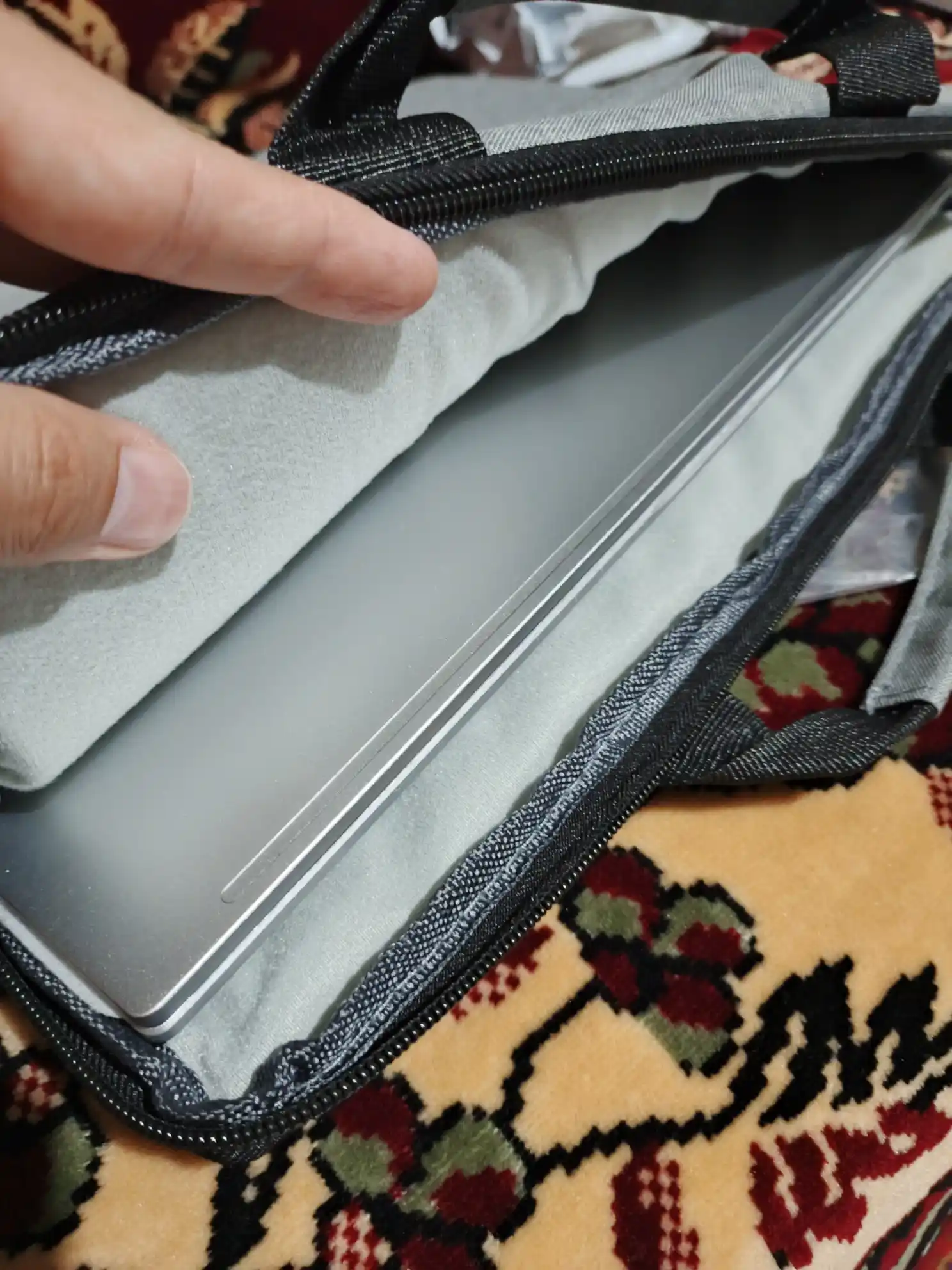 Noutbuk va MacBook uchun himoyali sumka