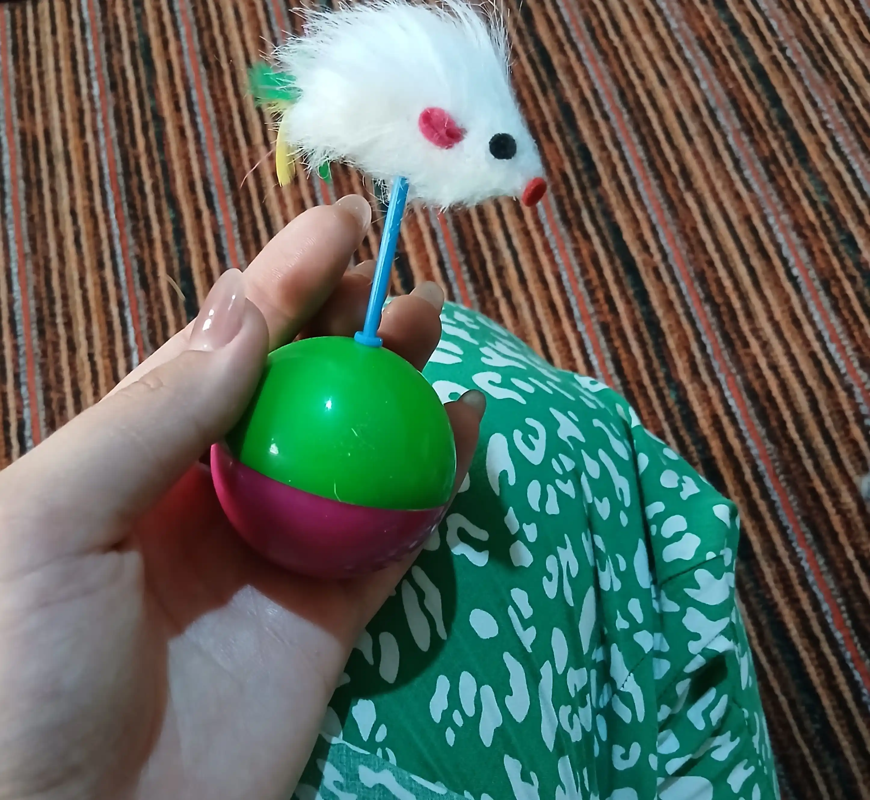 Игрушка мячик-неваляшка с мышкой-перышком, для котят и кошек