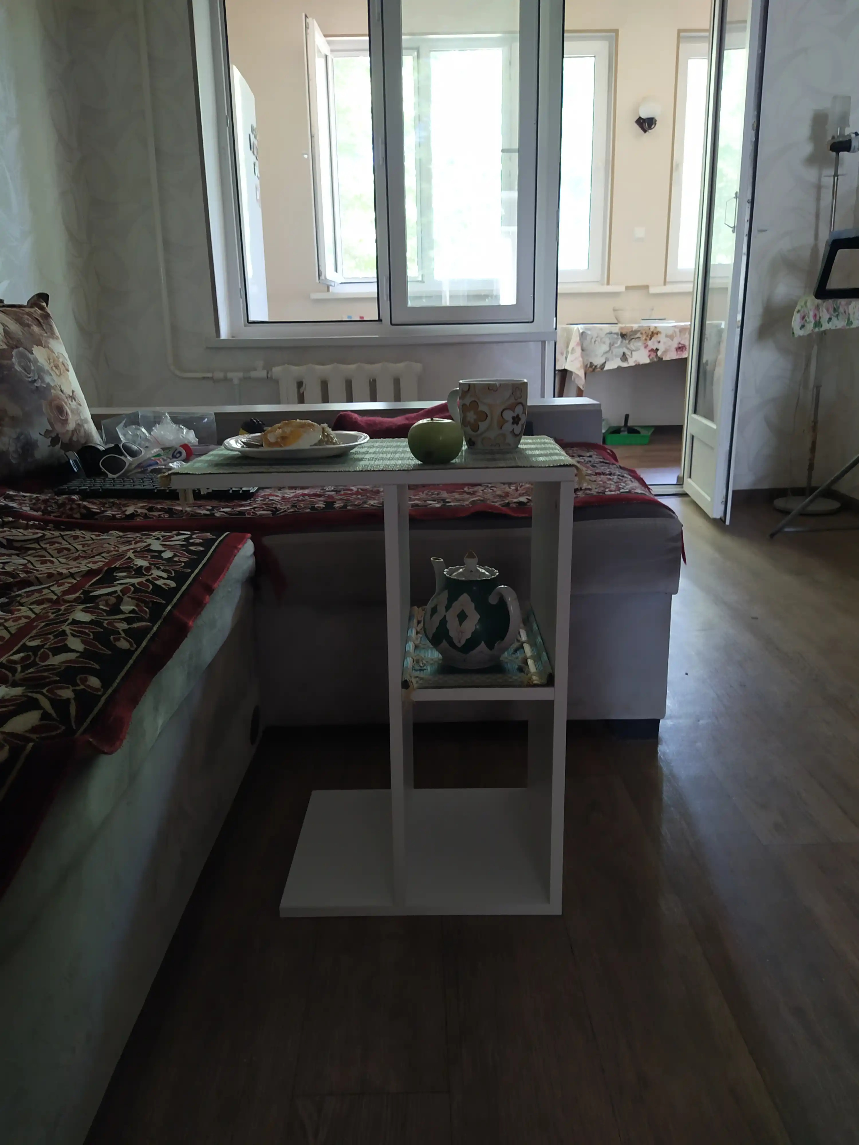 Yon stol 60x47 sm, kichik stol tokchali, yotoq yoniga qo‘yiladigan oq stol