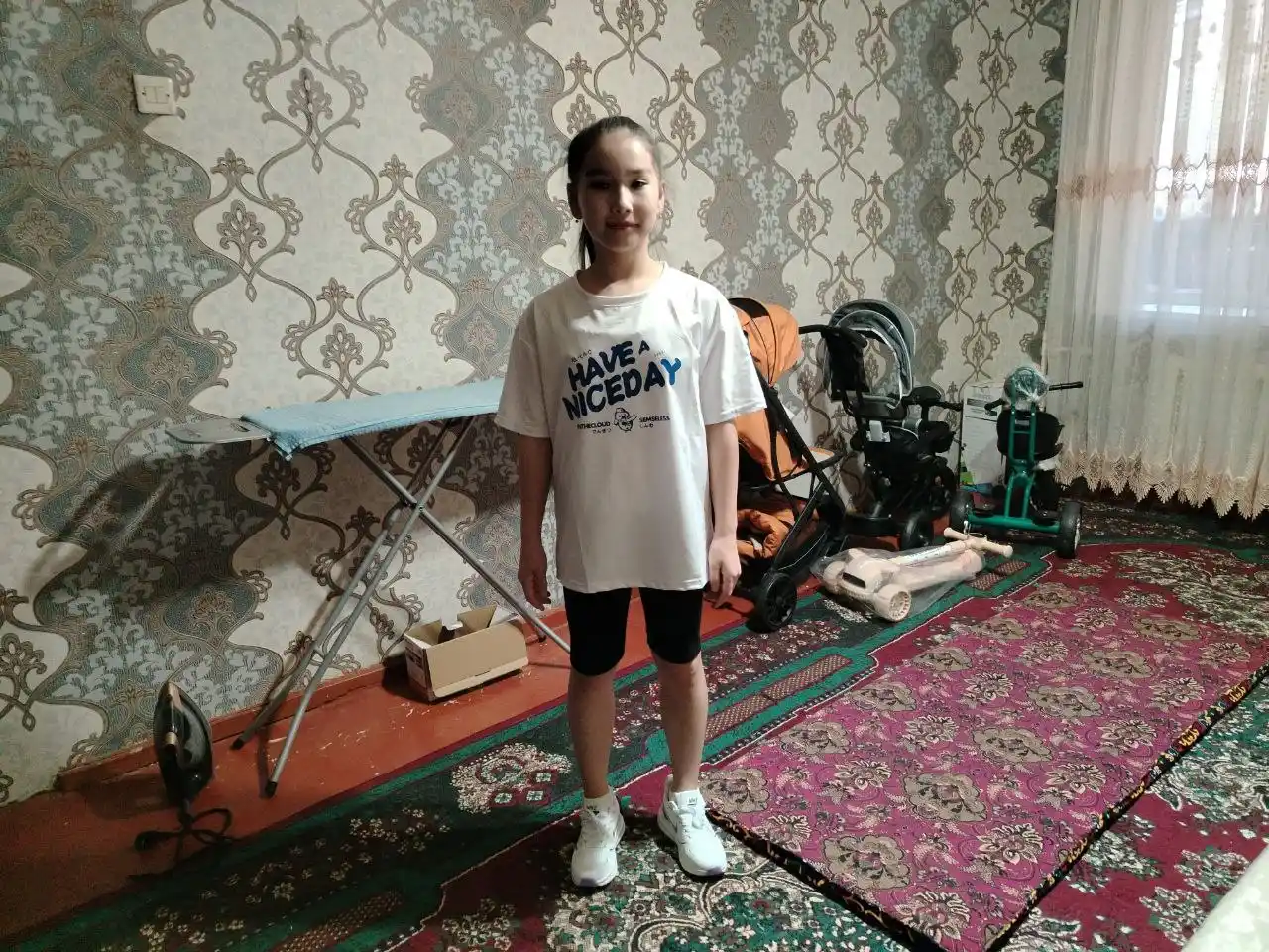 Katta o‘lchamli, bosma naqshli ayollar futbolkasi