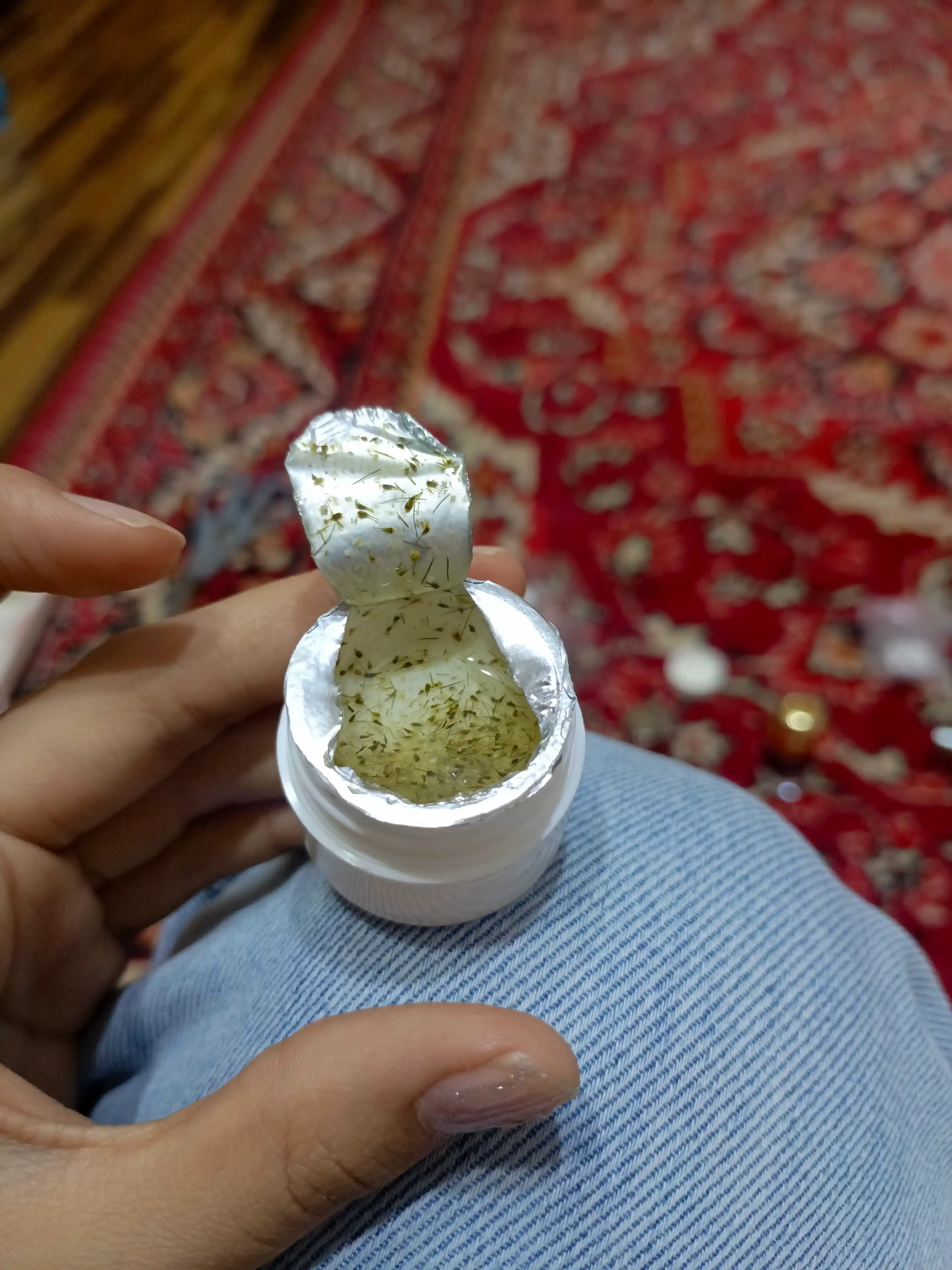 Quritilgan tabiiy gullar bilan jel lak