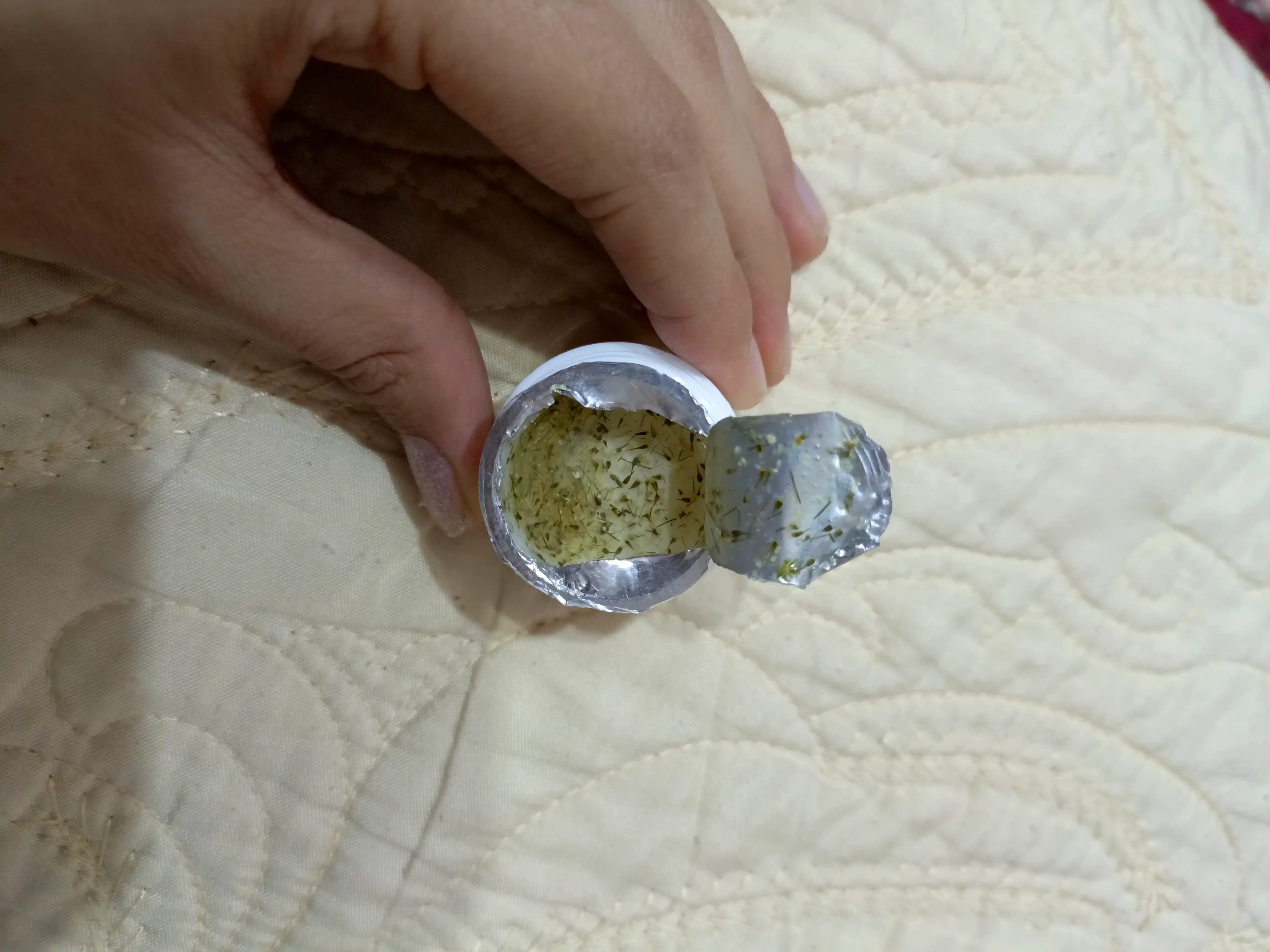 Quritilgan tabiiy gullar bilan jel lak