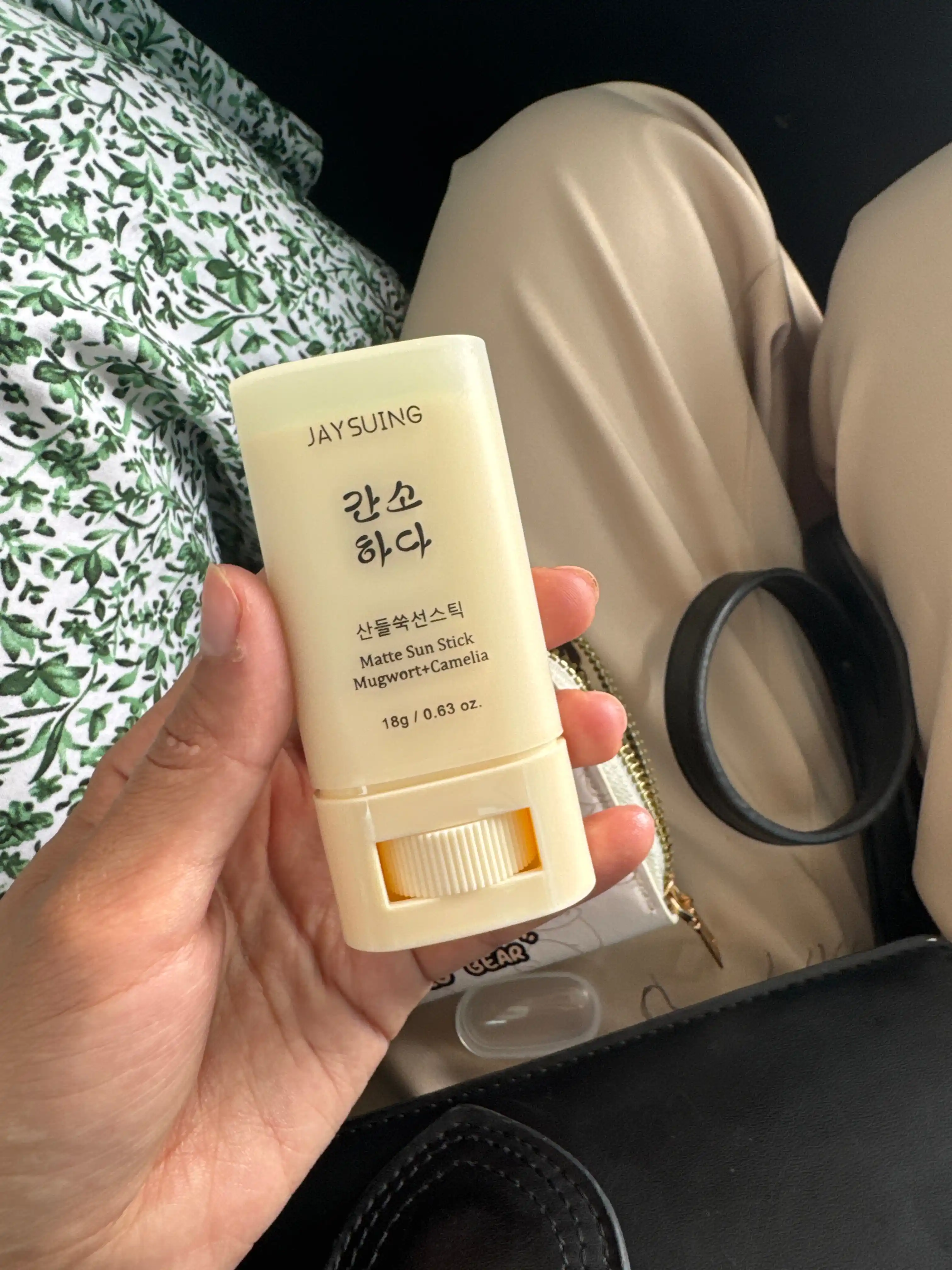 Quyoshdan himoyalovchi matli krem Matte Sun Stick Mugwort + Camelia SPF 50+
