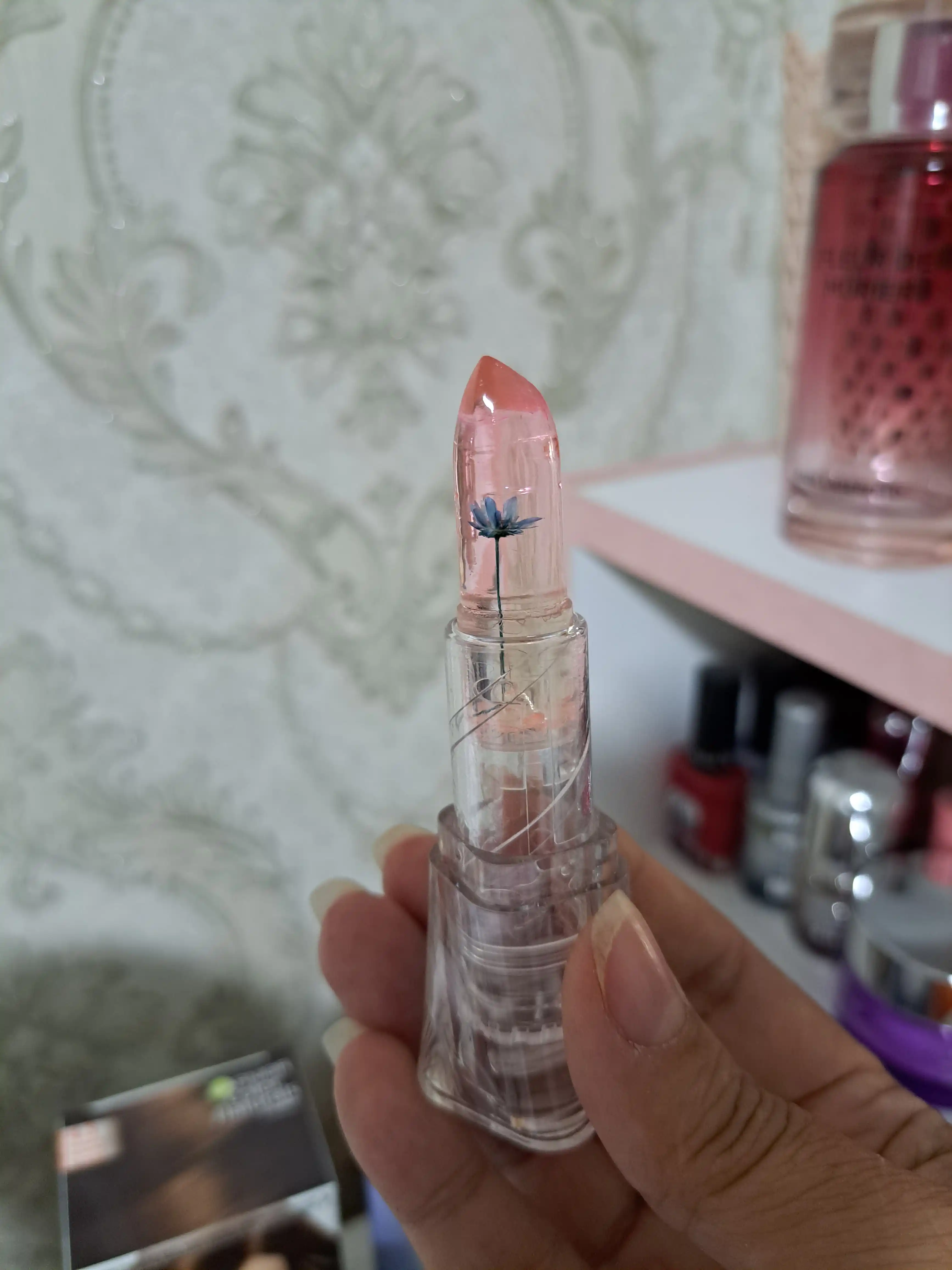 Gulli lab bo'yog'i, lablarni namlaydi va oziqlantiradi