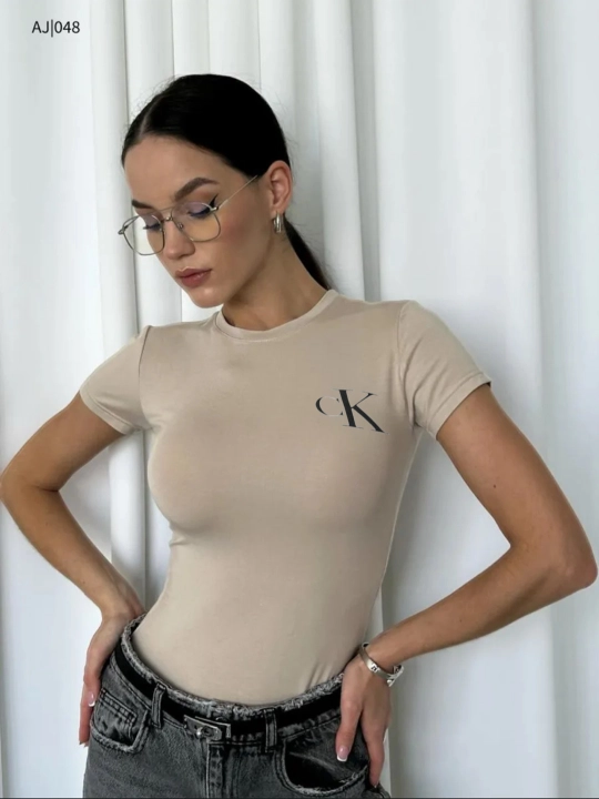 Ayollar uchun asosiy yopishqoq futbolka Skims, Miss Berfin - 