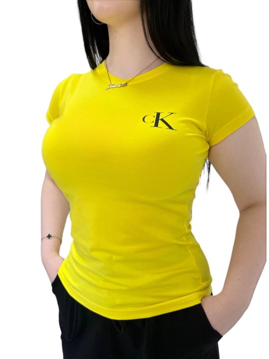 Ayollar uchun asosiy yopishqoq futbolka Skims, Miss Berfin