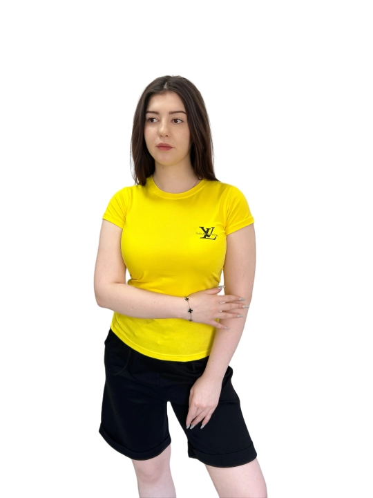 Ayollar uchun asosiy yopishqoq futbolka Skims, Miss Berfin
