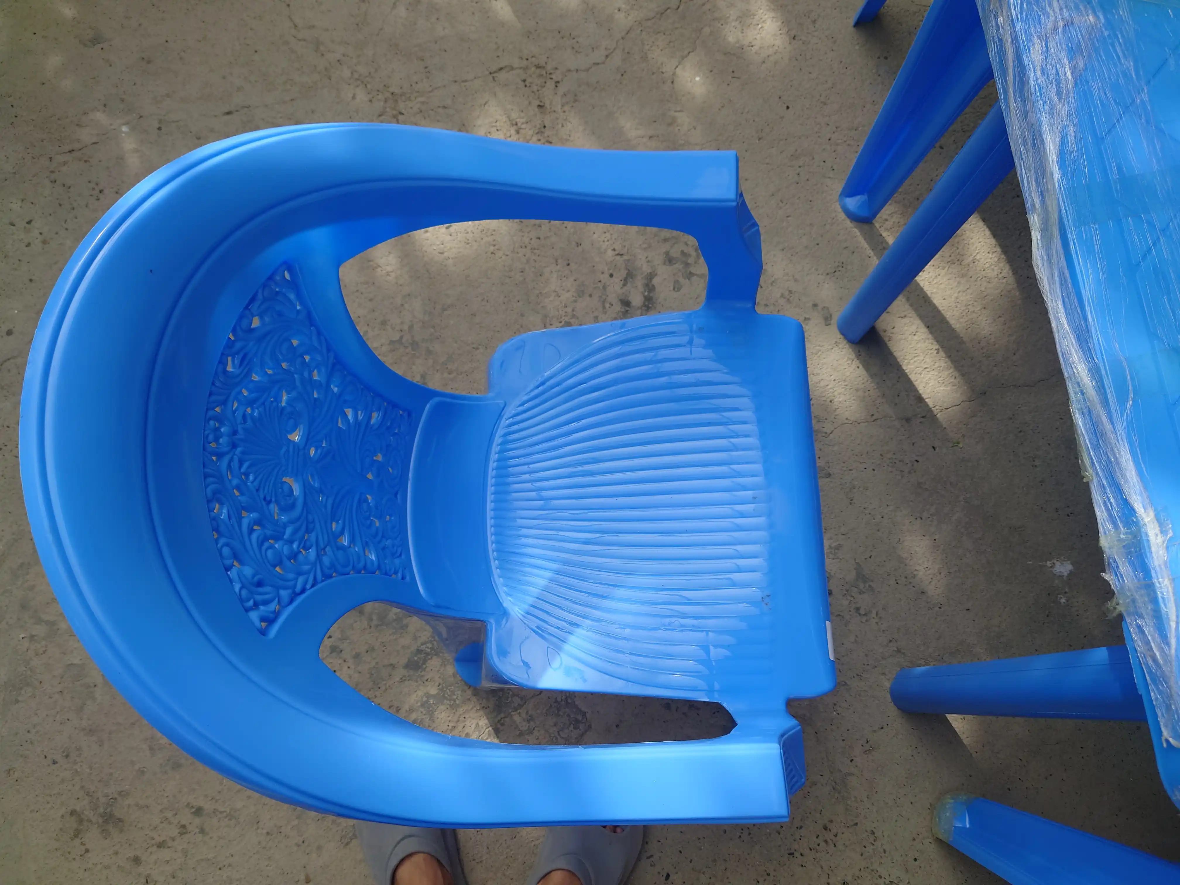 Plastik mebel to'plami stol va 4 ta stul, uy, hovli, va ko'cha uchun