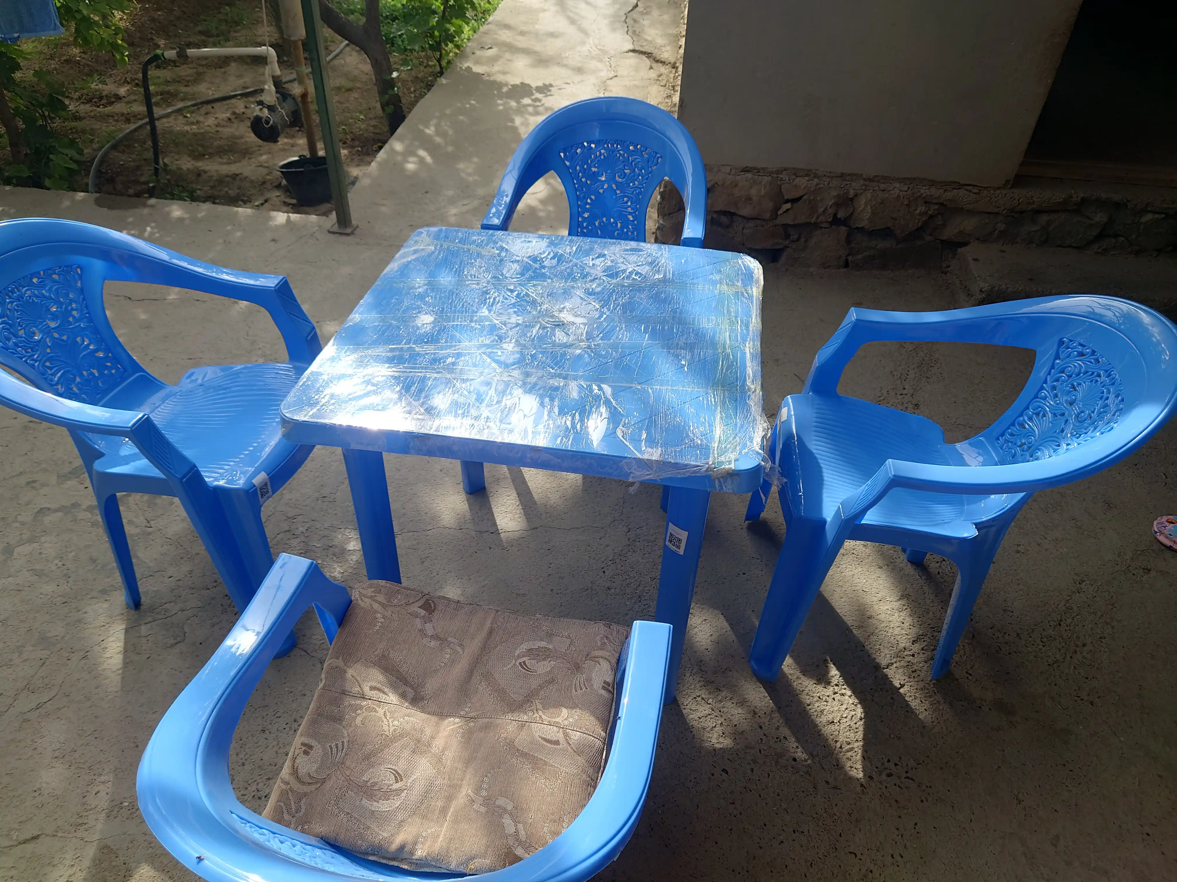 Plastik mebel to'plami stol va 4 ta stul, uy, hovli, va ko'cha uchun