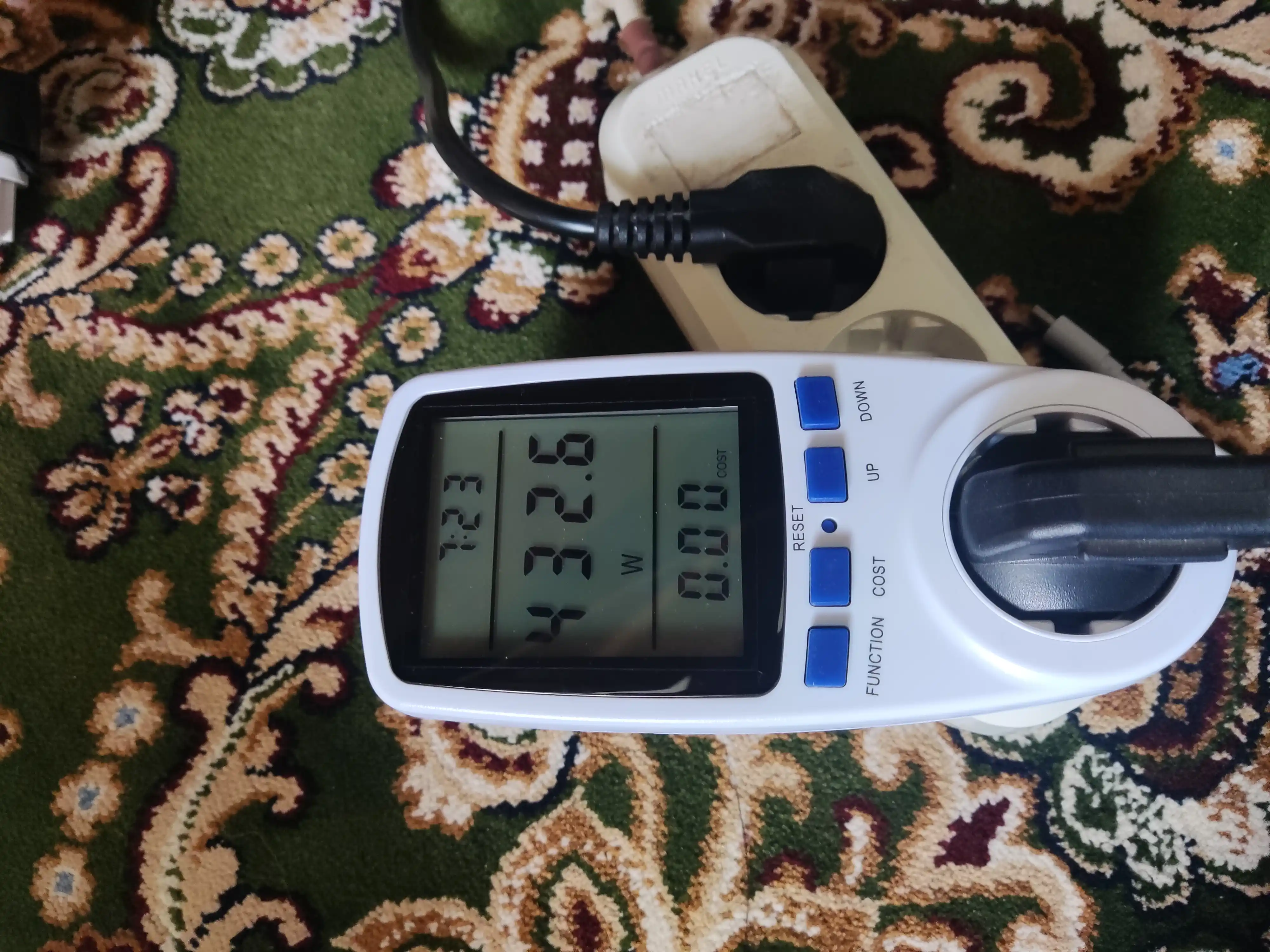 Uy uchun raqamli vatmetr rozetkaga (raqamli quvvat o'lchagich, rozetka-vatmetr) Wattmeter