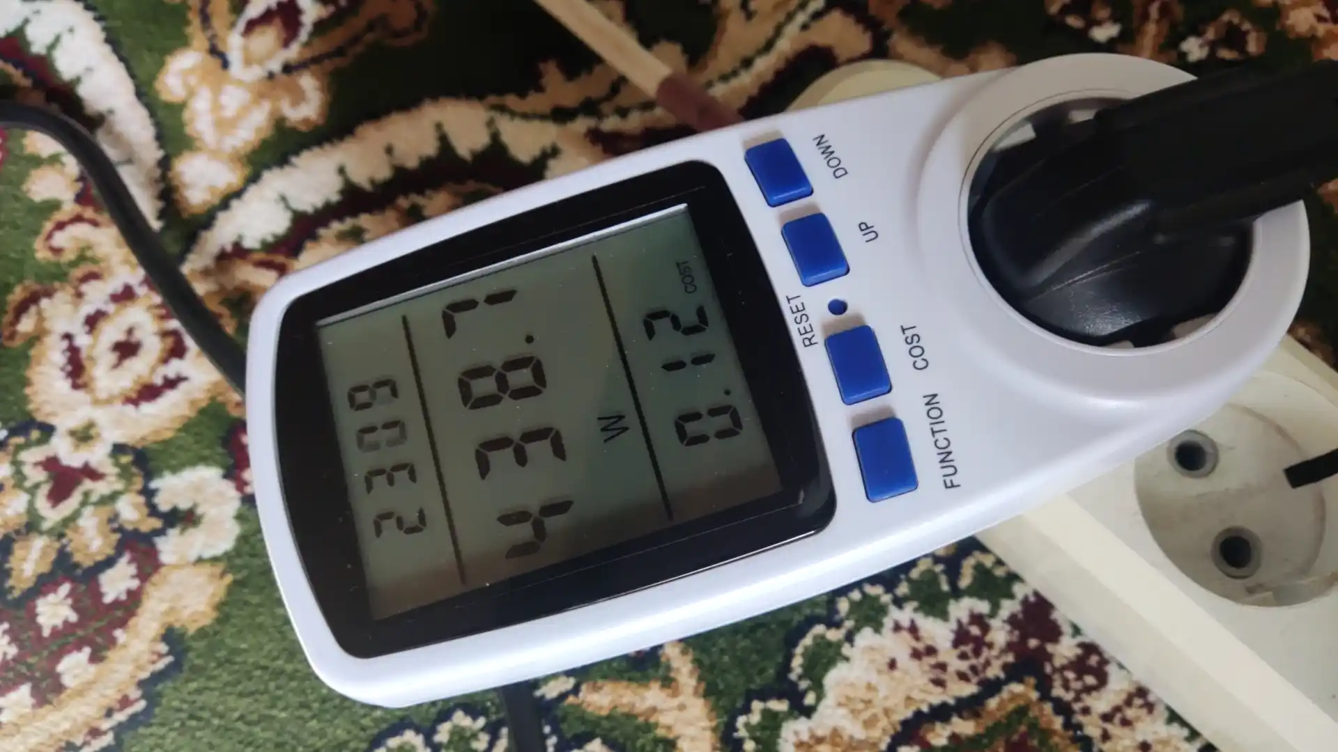 Uy uchun raqamli vatmetr rozetkaga (raqamli quvvat o'lchagich, rozetka-vatmetr) Wattmeter