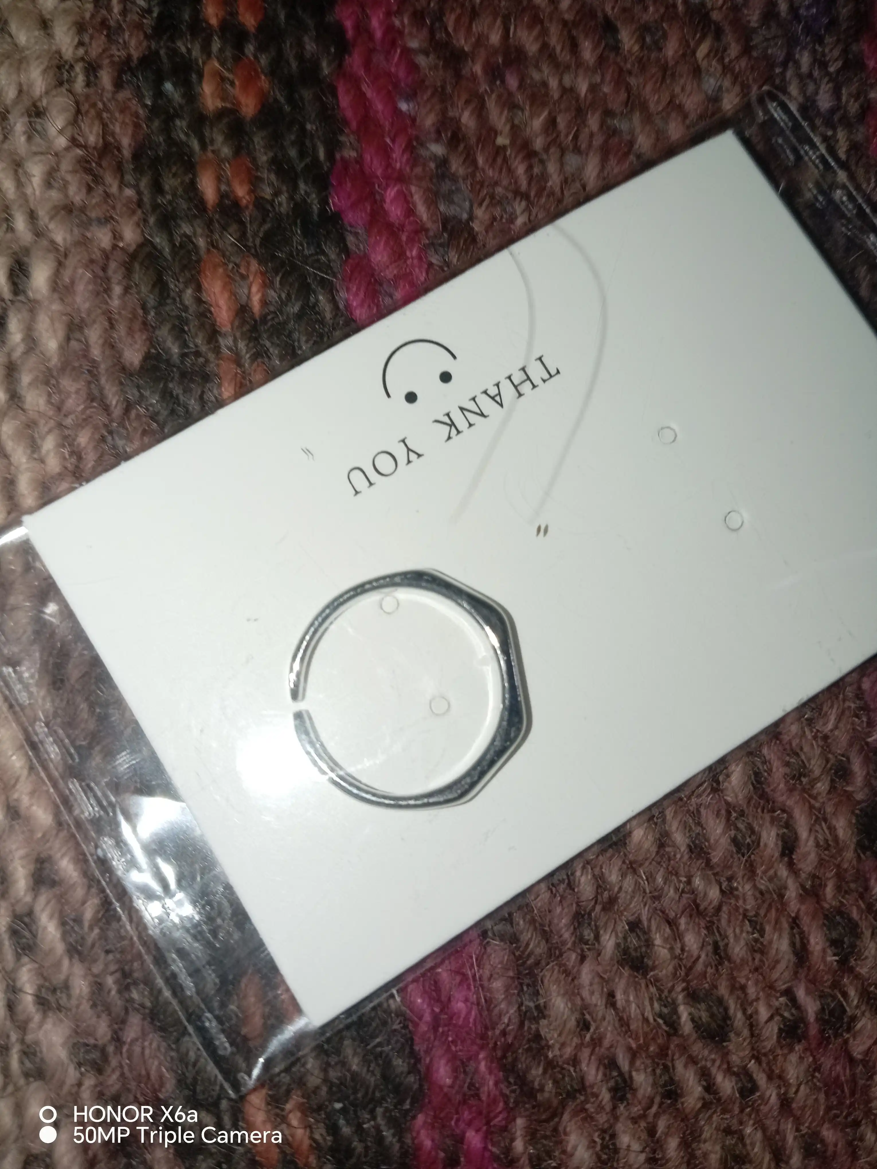 Ayol uzuk, minimalizm, o'lchovsiz