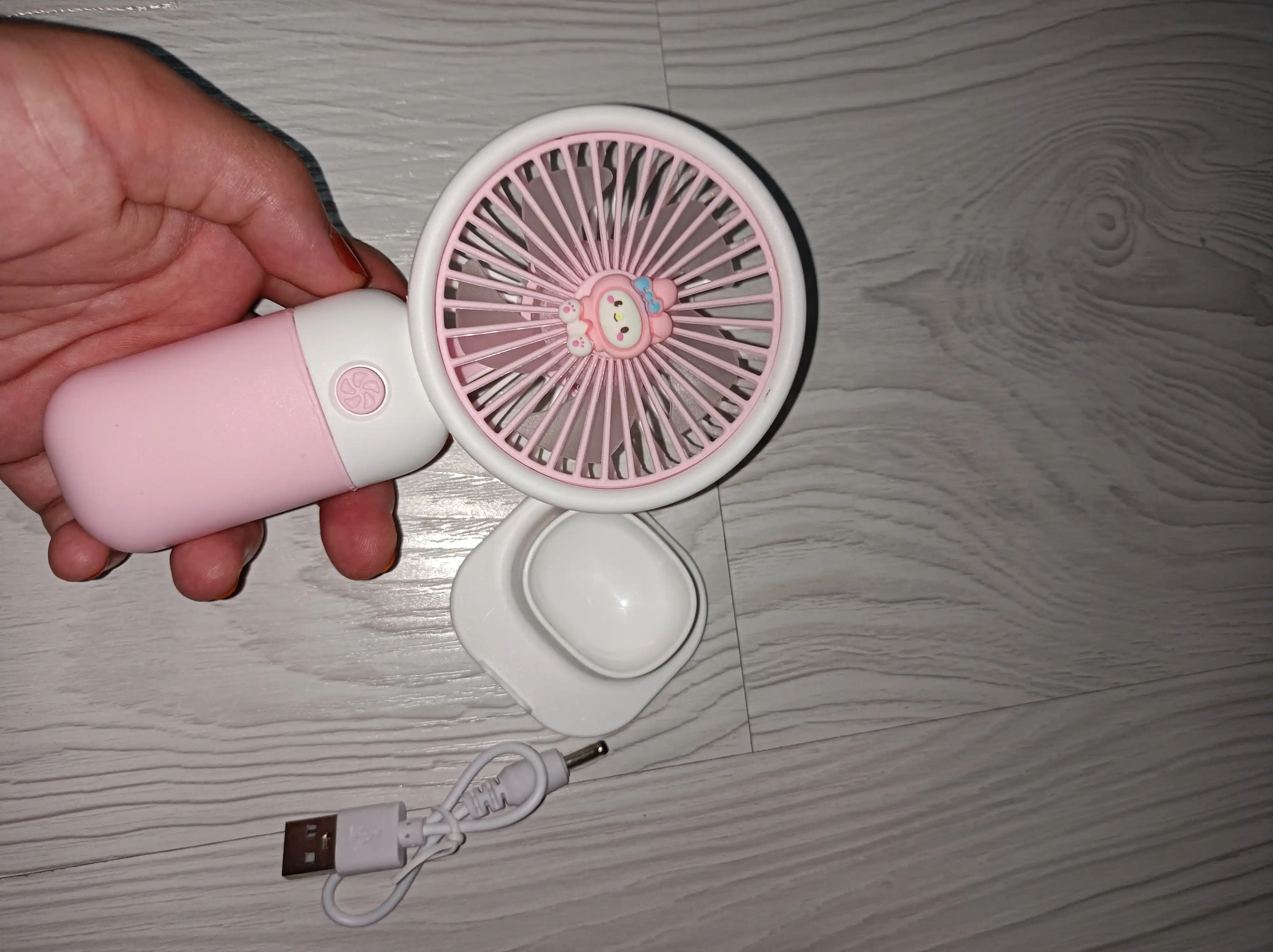 Mini-USB orqali quvvatlash imkoniyatiga ega mini-ventilyator