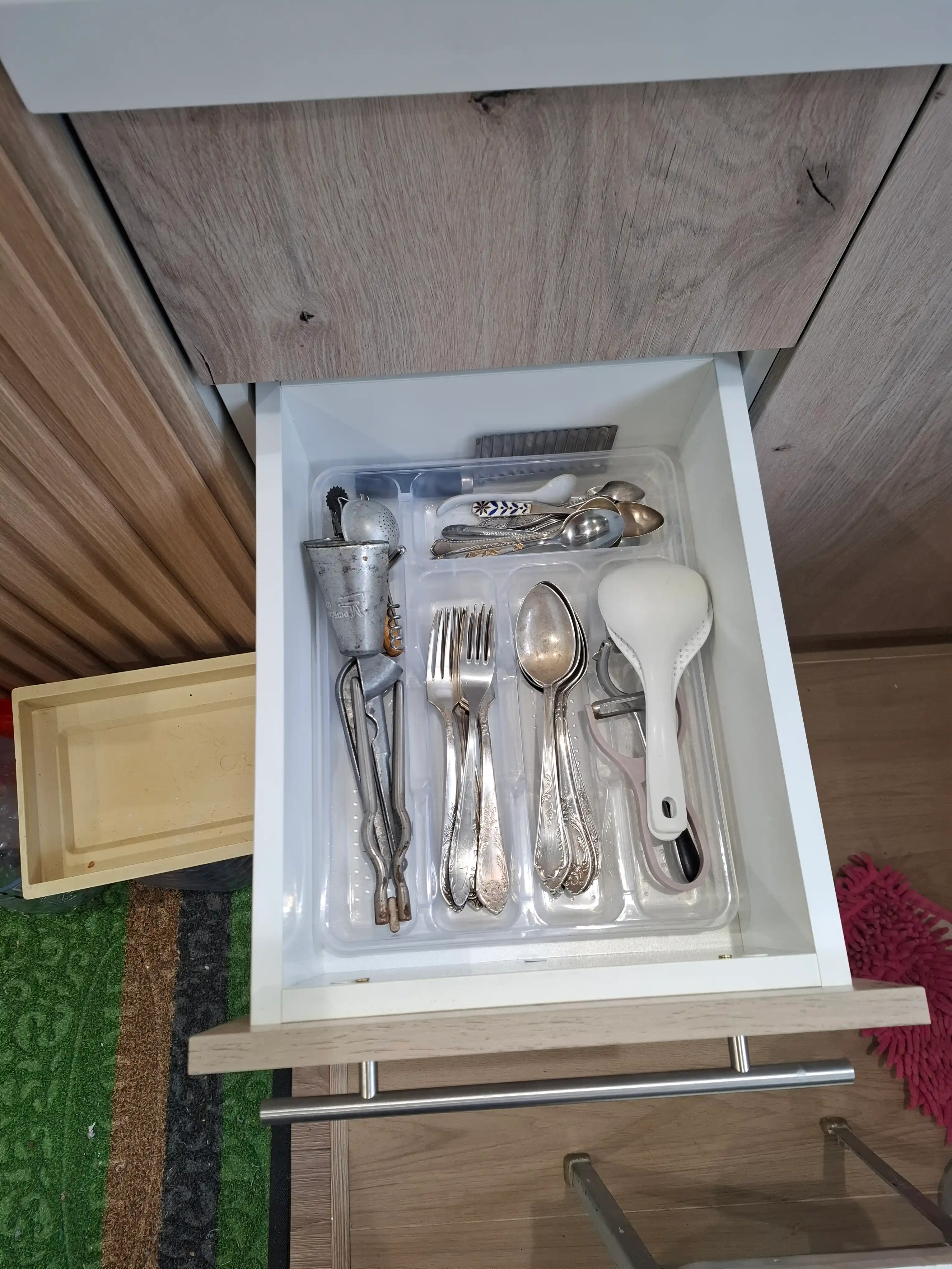 Qoshiq, vilka va pichoqlar uchun lotok, oshxona anjomlari uchun ajratgich