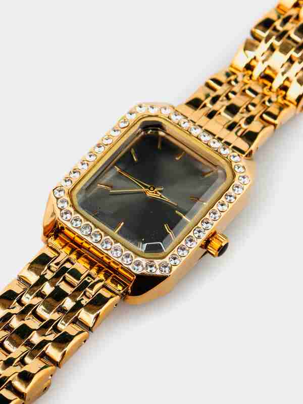 Tort oyoq ustida turgan qiz jinsiy aloqa porno