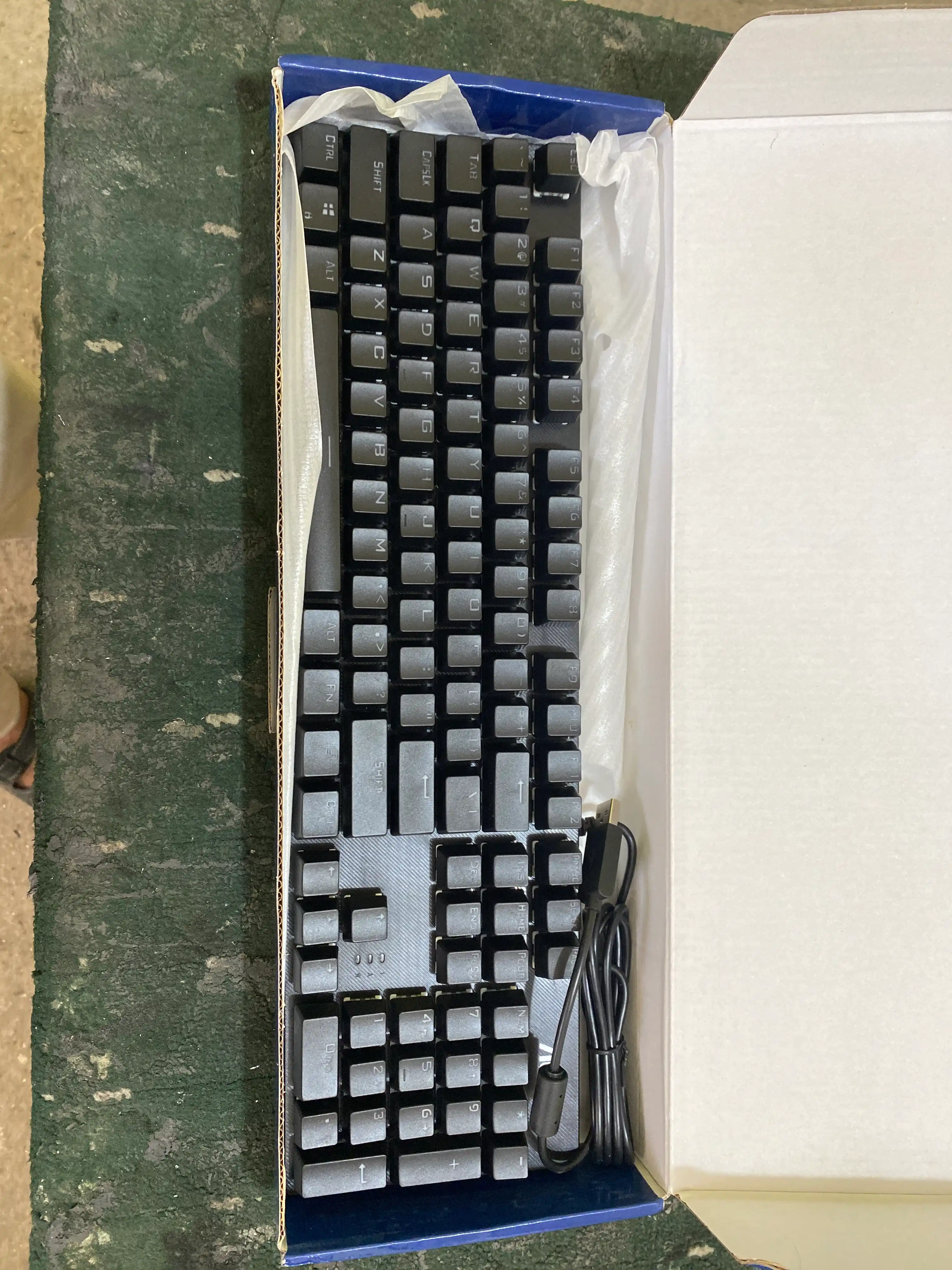 Mexanik o'yin klaviaturasi AOC GK410, RGB yoritgichli
