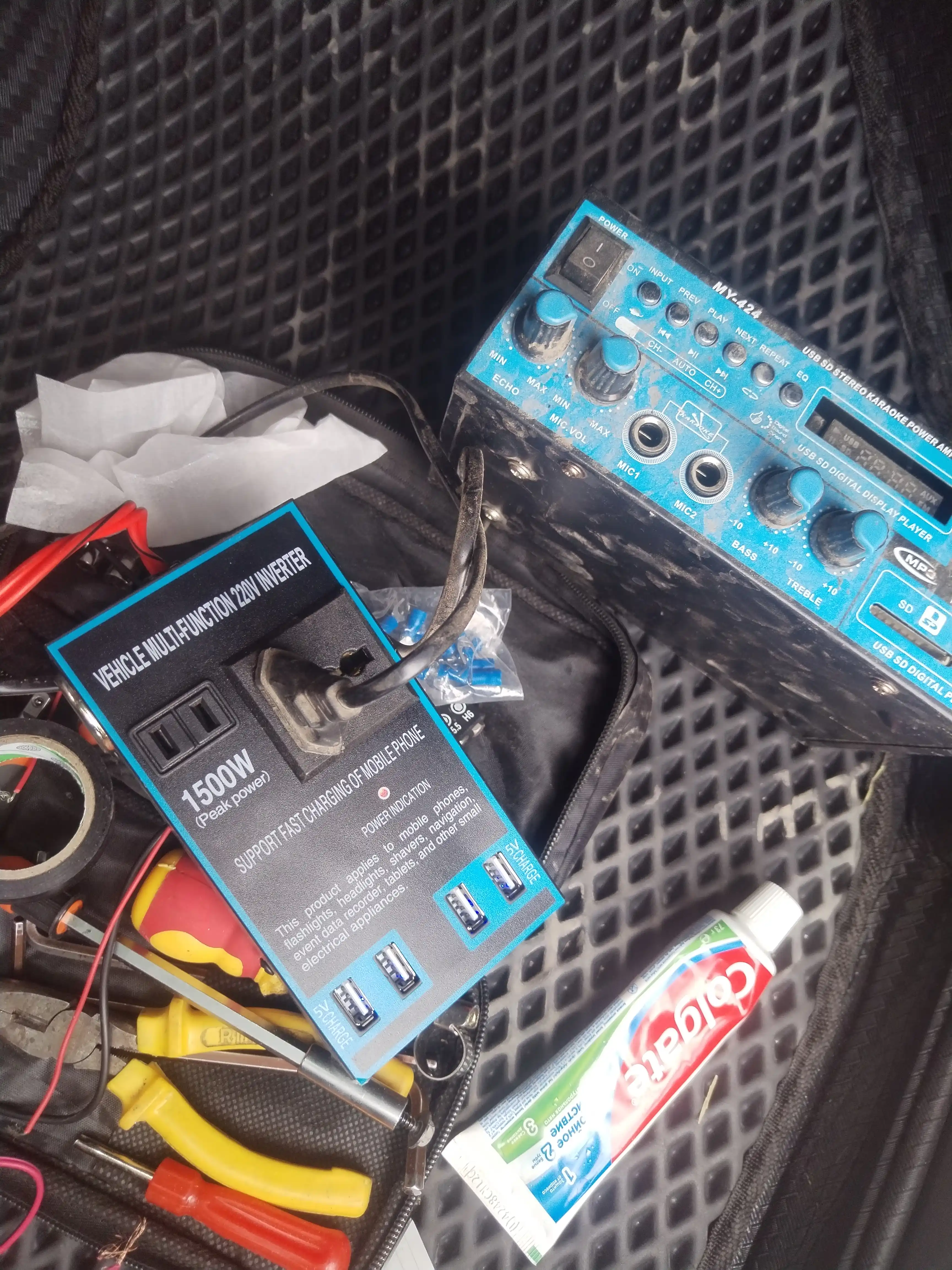 Avtomobil invertori 12V/24V dan 220V ga, 1500 Vt — 4 ta USB port, metall korpus