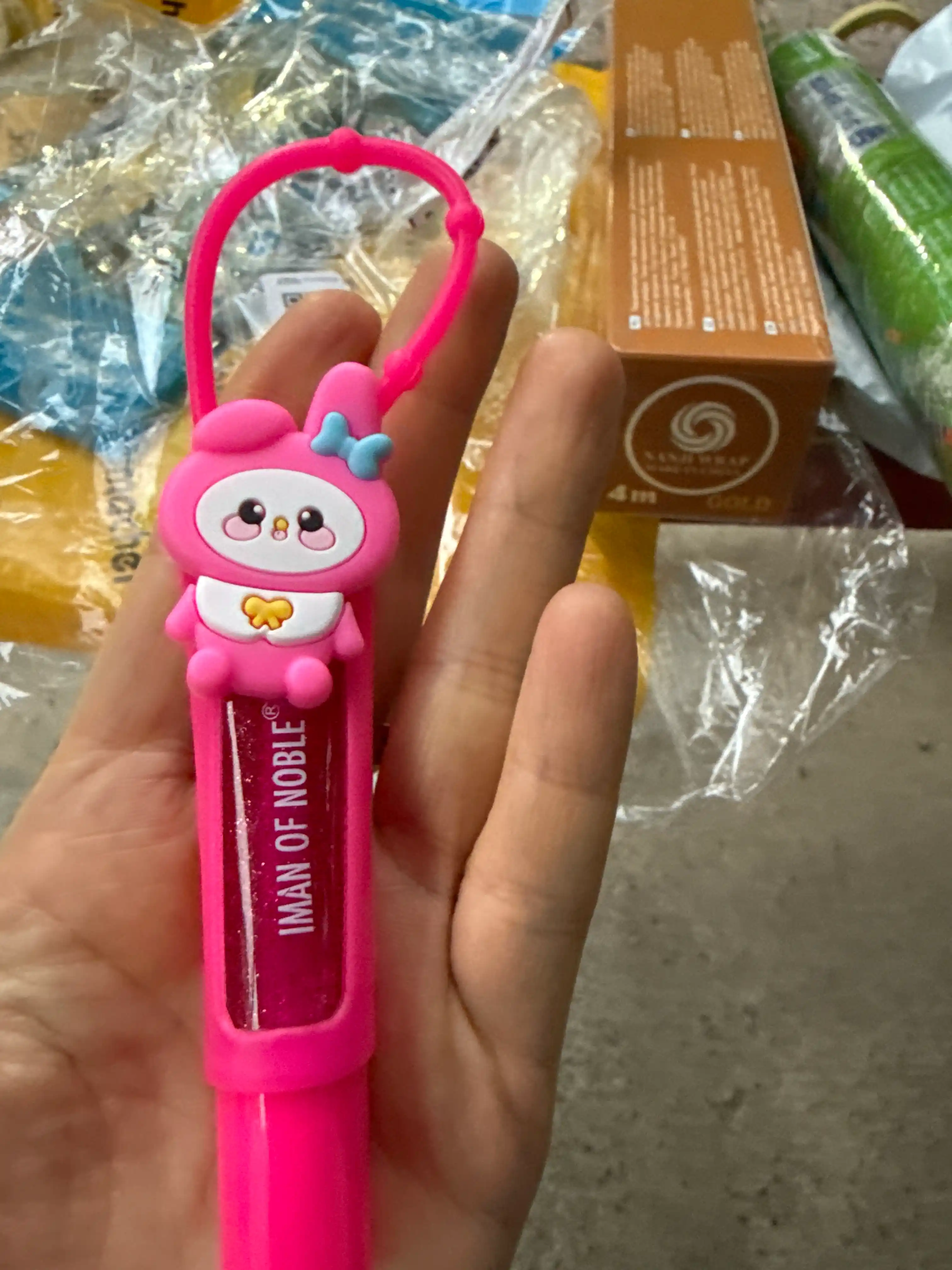 Lab bo‘yog‘i namlik, yaltiroqlik va barqaror rangni ta’minlaydi