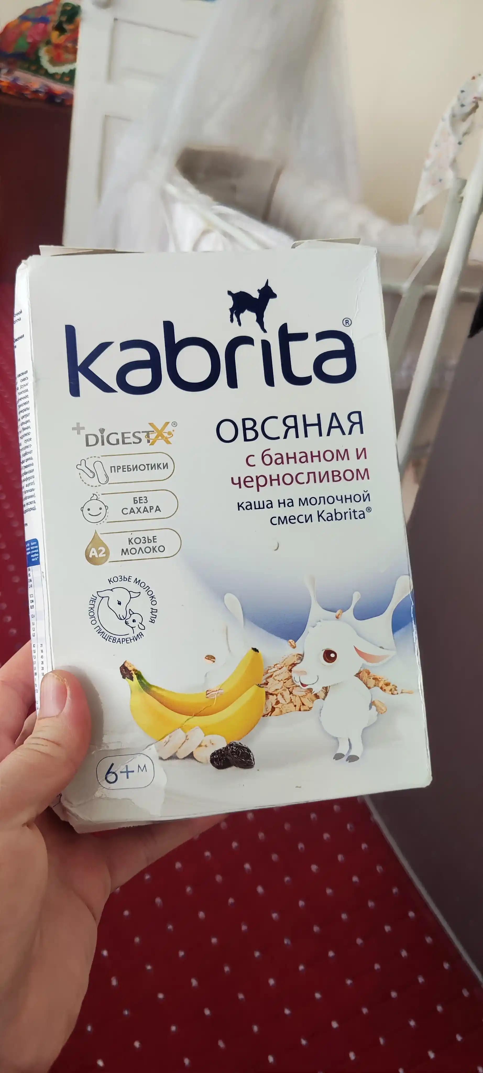 Ovsyanka bo'tqasi Kabrita, banan va qora olxo'ri bilan echki sutida 6 oy bilan, 180 gr