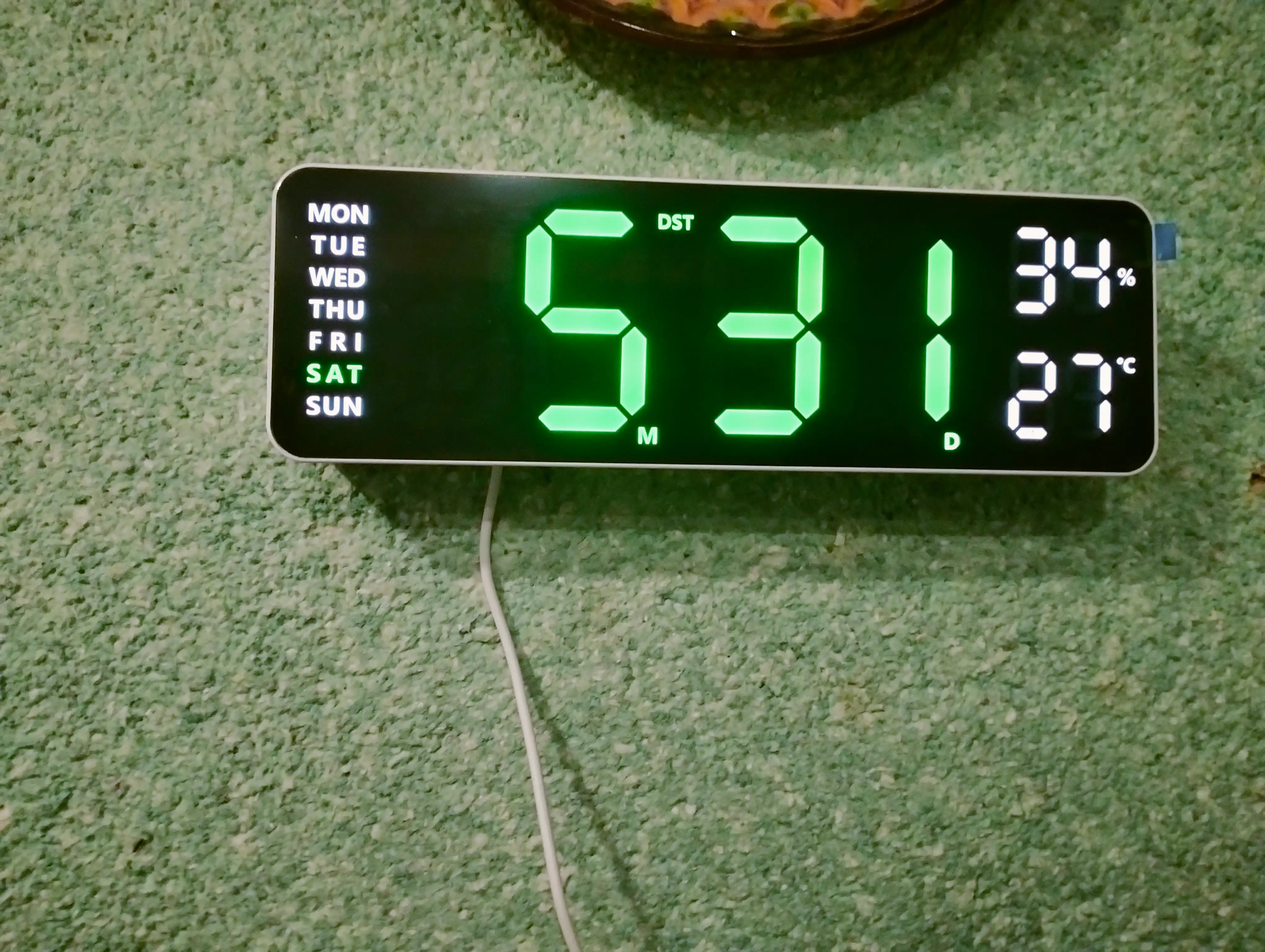 Ko‘p funksiyali stol va devor LED soatlari