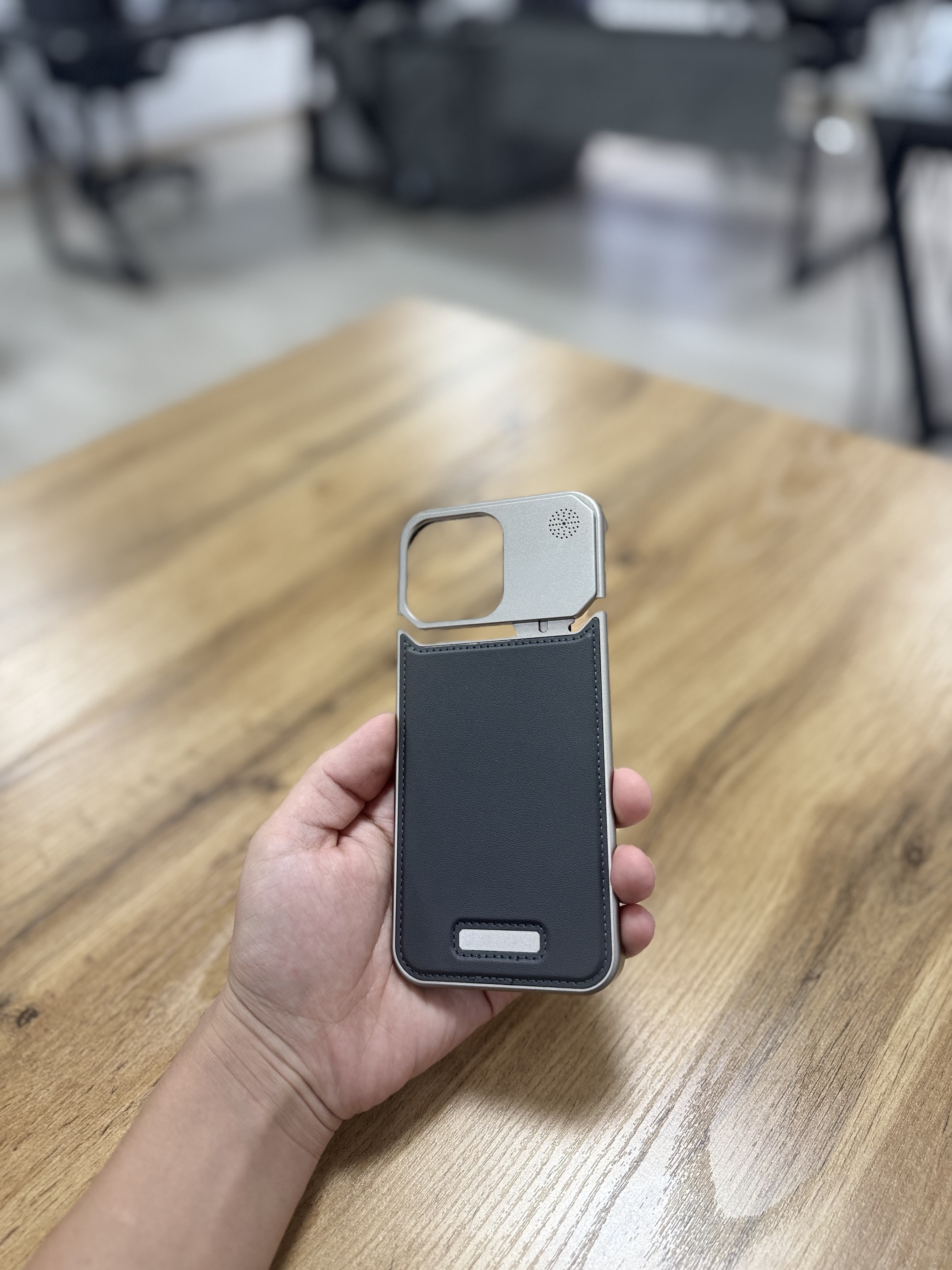 IPhone 14, 15, 16 Pro / Max, MagSafe uchun xushbo'y hidli charm metall g'ilof