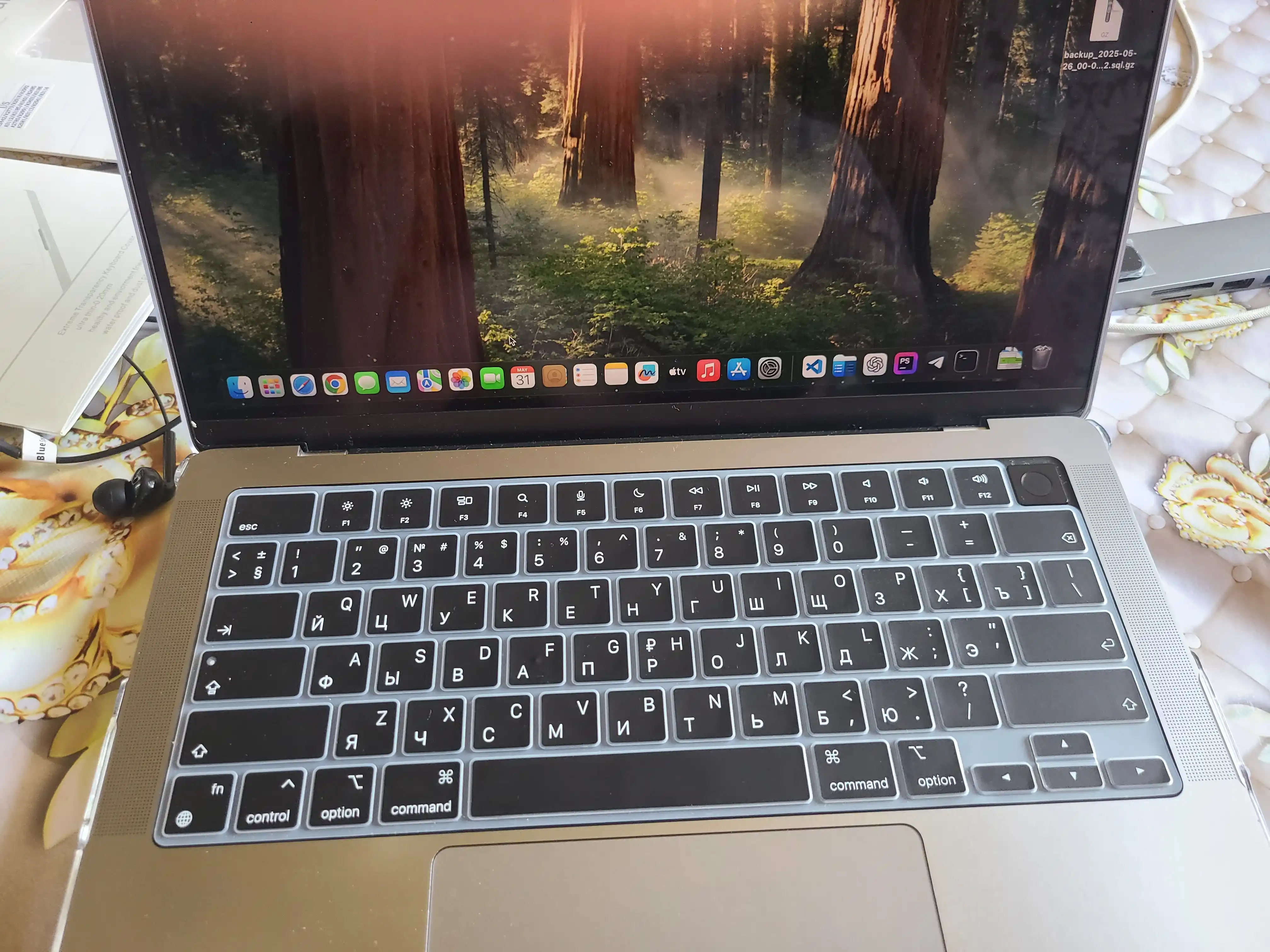 Chexol MacBook Pro 14/16/ Air 15.3/13.6,"M3, M2, M1, Max, Rus/Ingliz klaviatura stikerlari