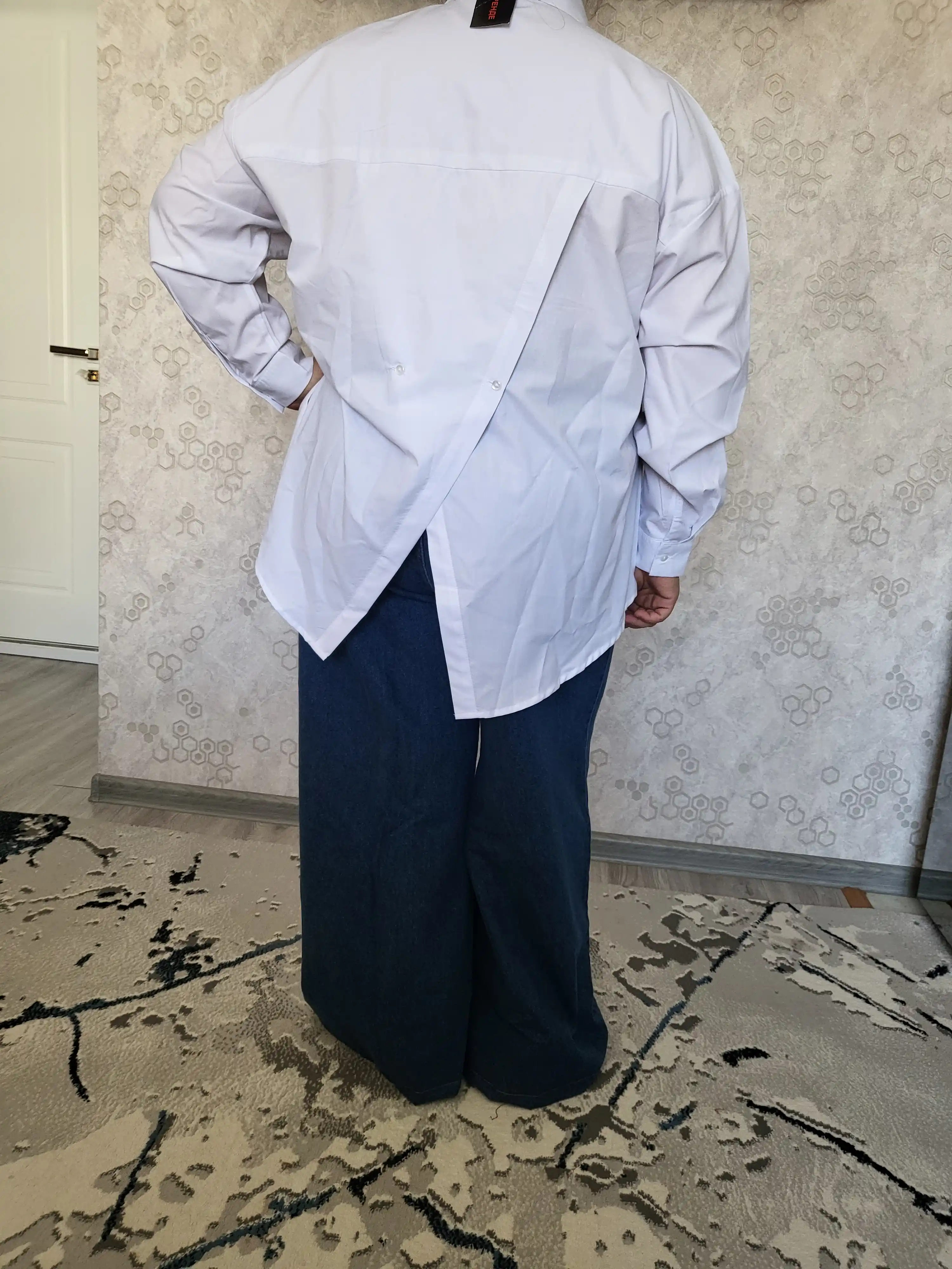 Bo'ksa qismidan kengayib ketgan jinsi shimlar