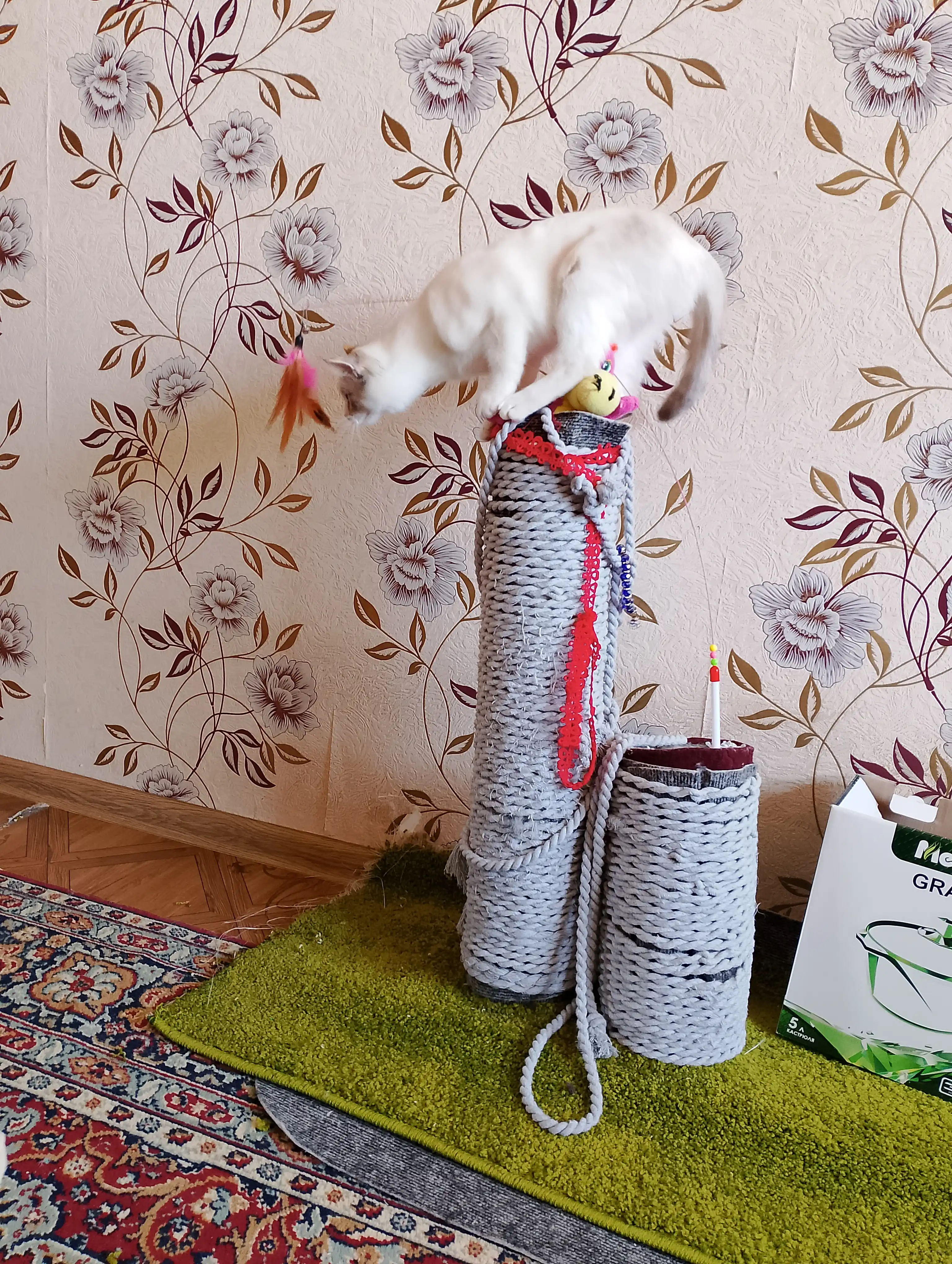 Игрушка для кошек и котят удочка-дразнилка с натуральными перьями