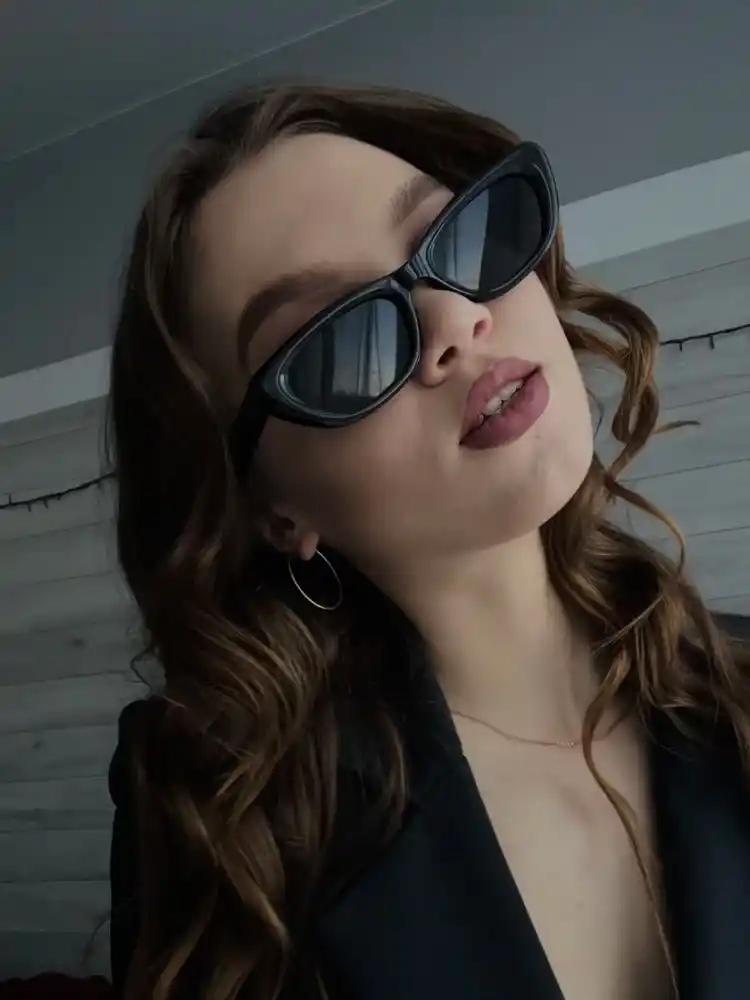 Очки солнцезащитные, чёрные, вытянутые узкие, стиль cat-eye, пластиковая оправа, UV400