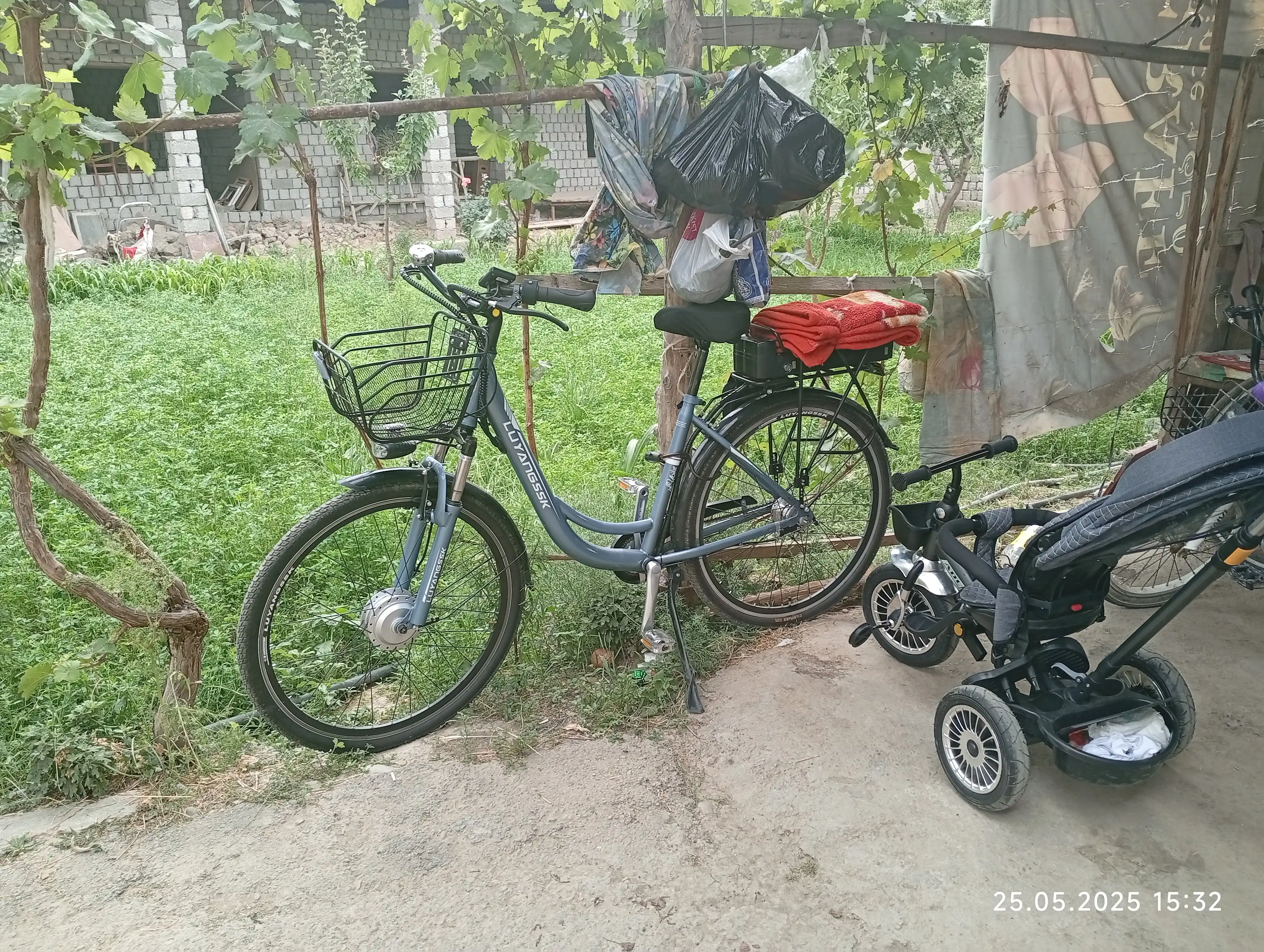 Velosiped aravachasi 3 g'ildirakli, aylanadigan o'rindiq, 360'