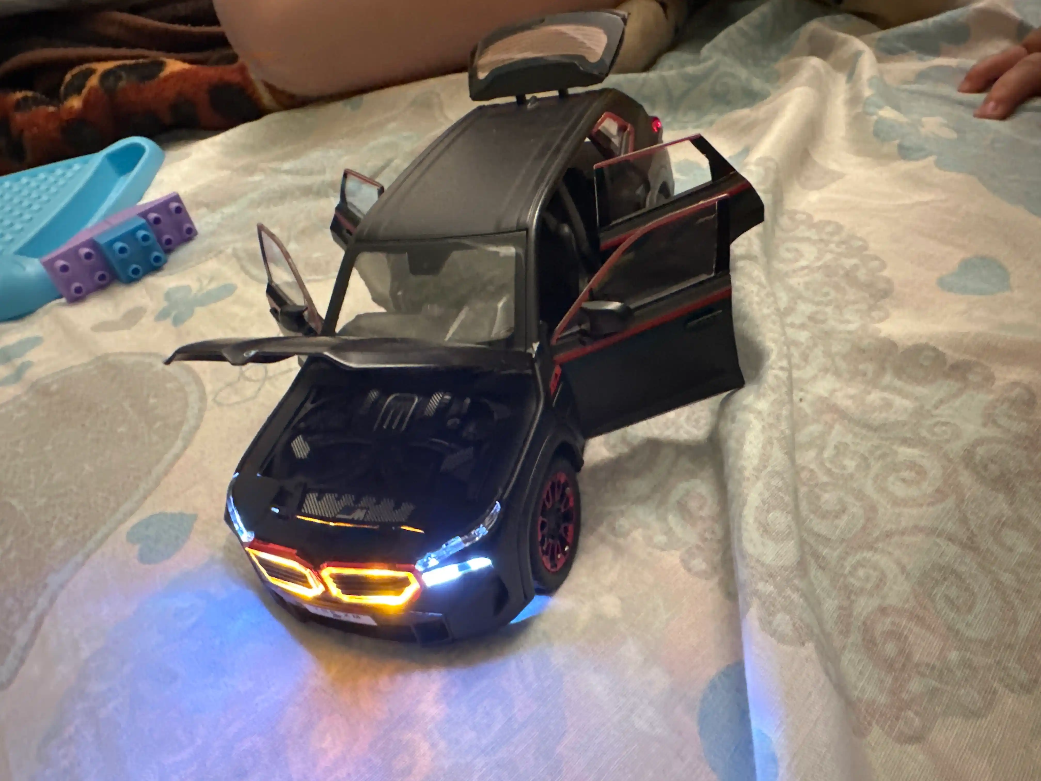 BMW avtomobil modeli, qora korpus va qizil aksentlar
