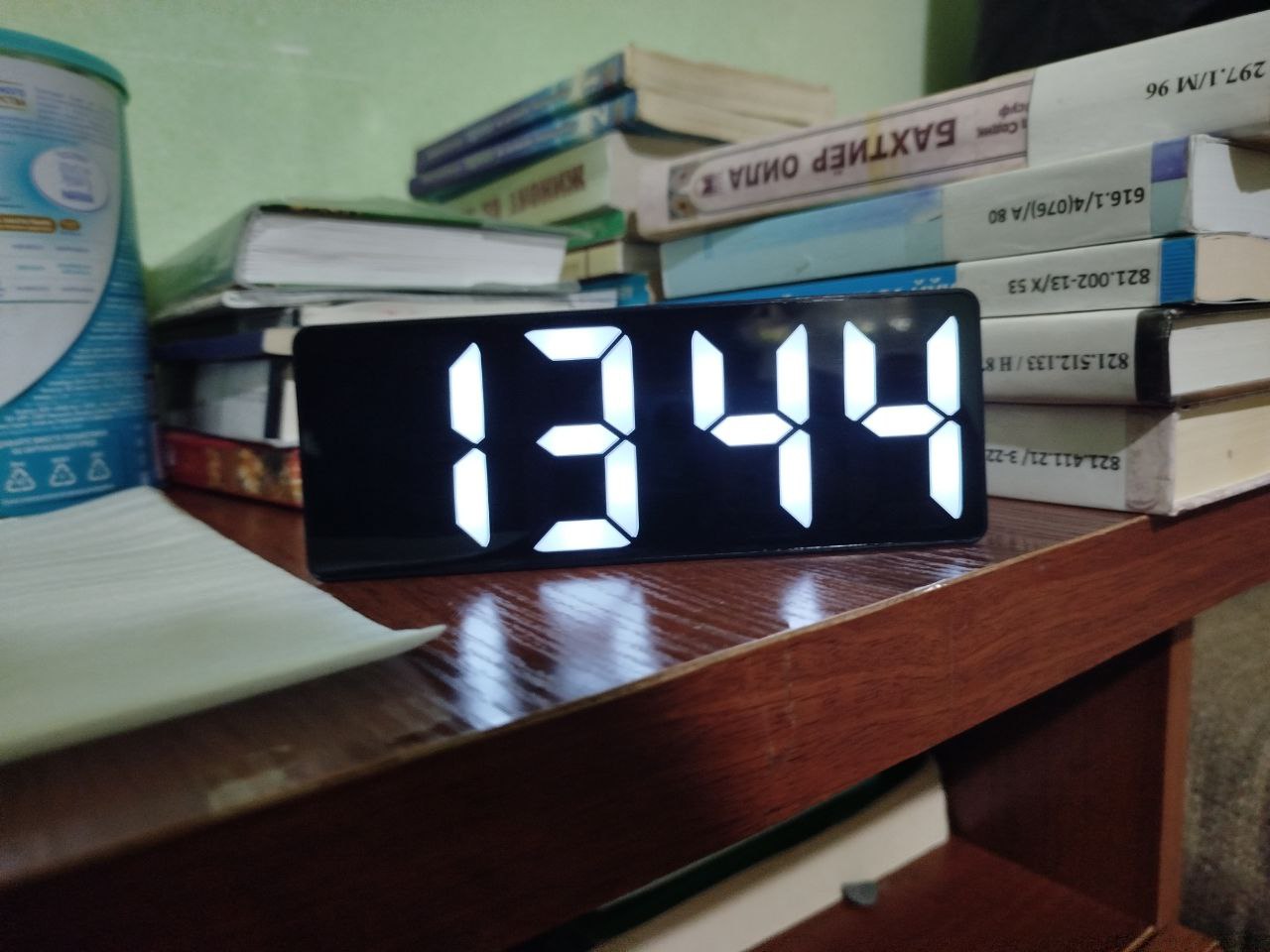 Stol soati elektron, tarmoqdan ishlash, ko‘p funksiyali, yoritgichli va budilnik bilan