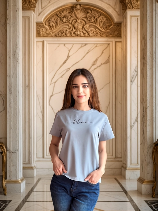 Ayollar uchun yozuvli, printli futbolka - 