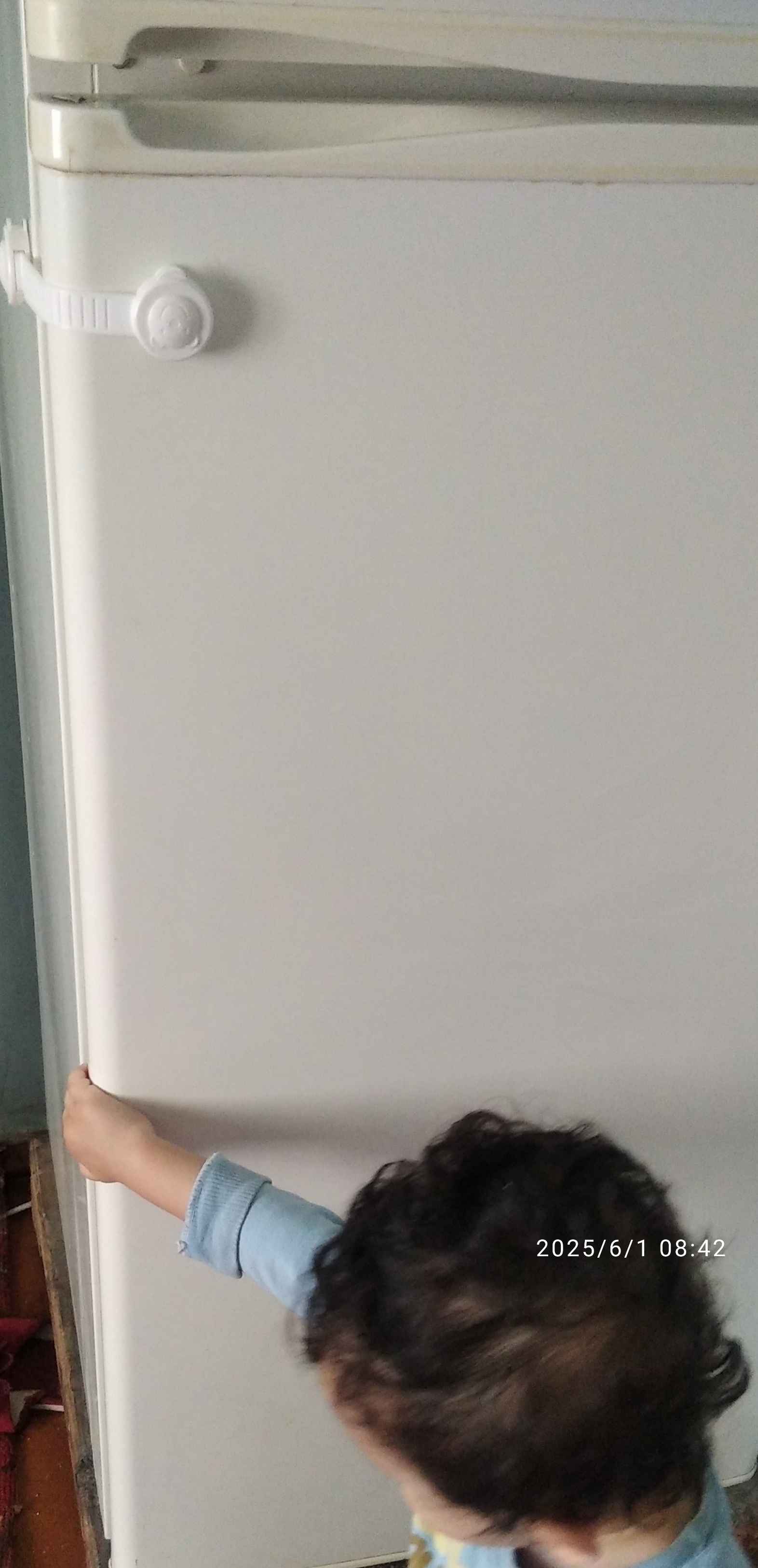 Mebel eshiklari va tortmalari uchun blokirator, bolalar uchun