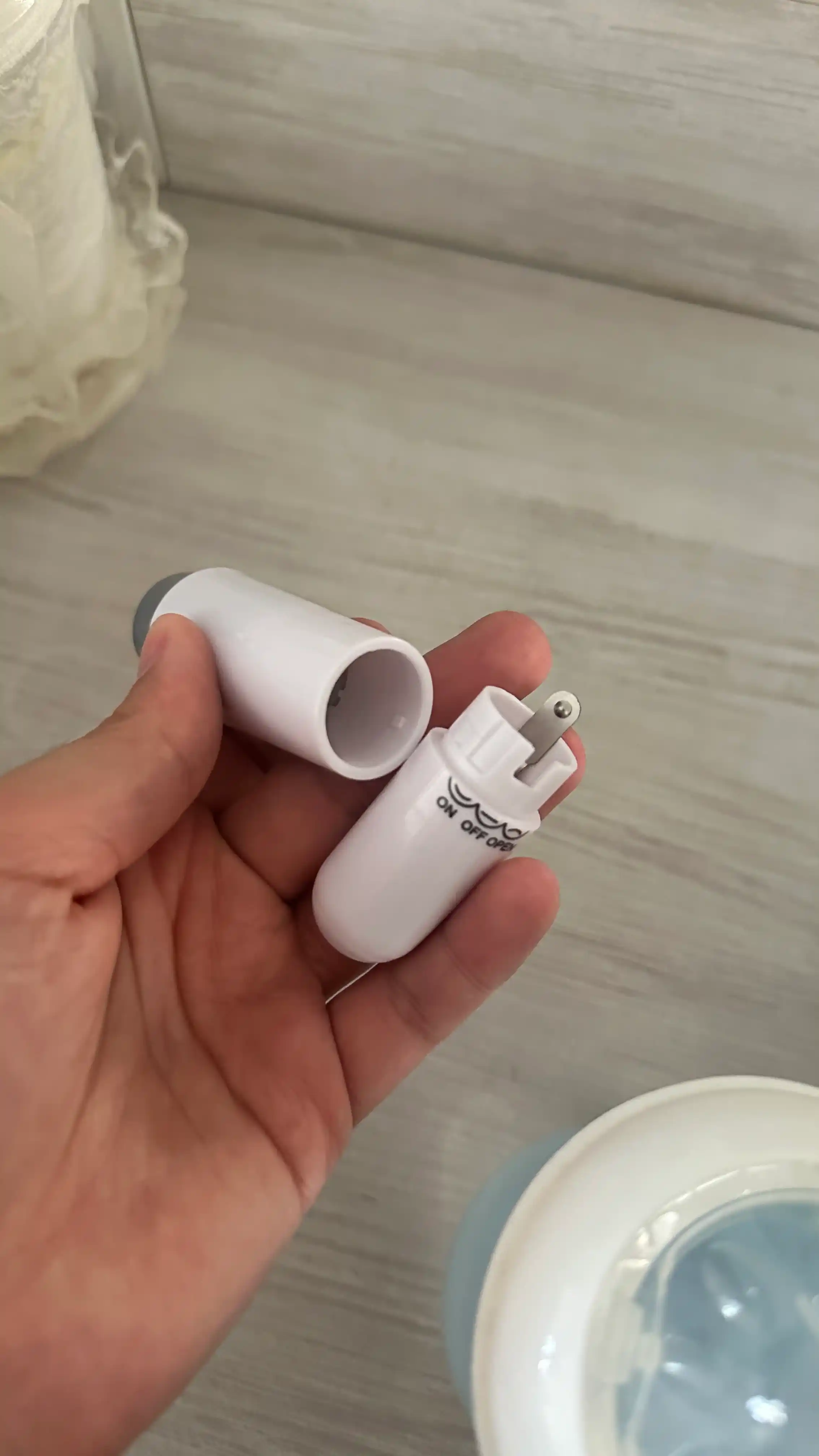 Universal mini massaj qurilmasi, yuz, boyin va butun tana uchun, 4 qo'shimchali