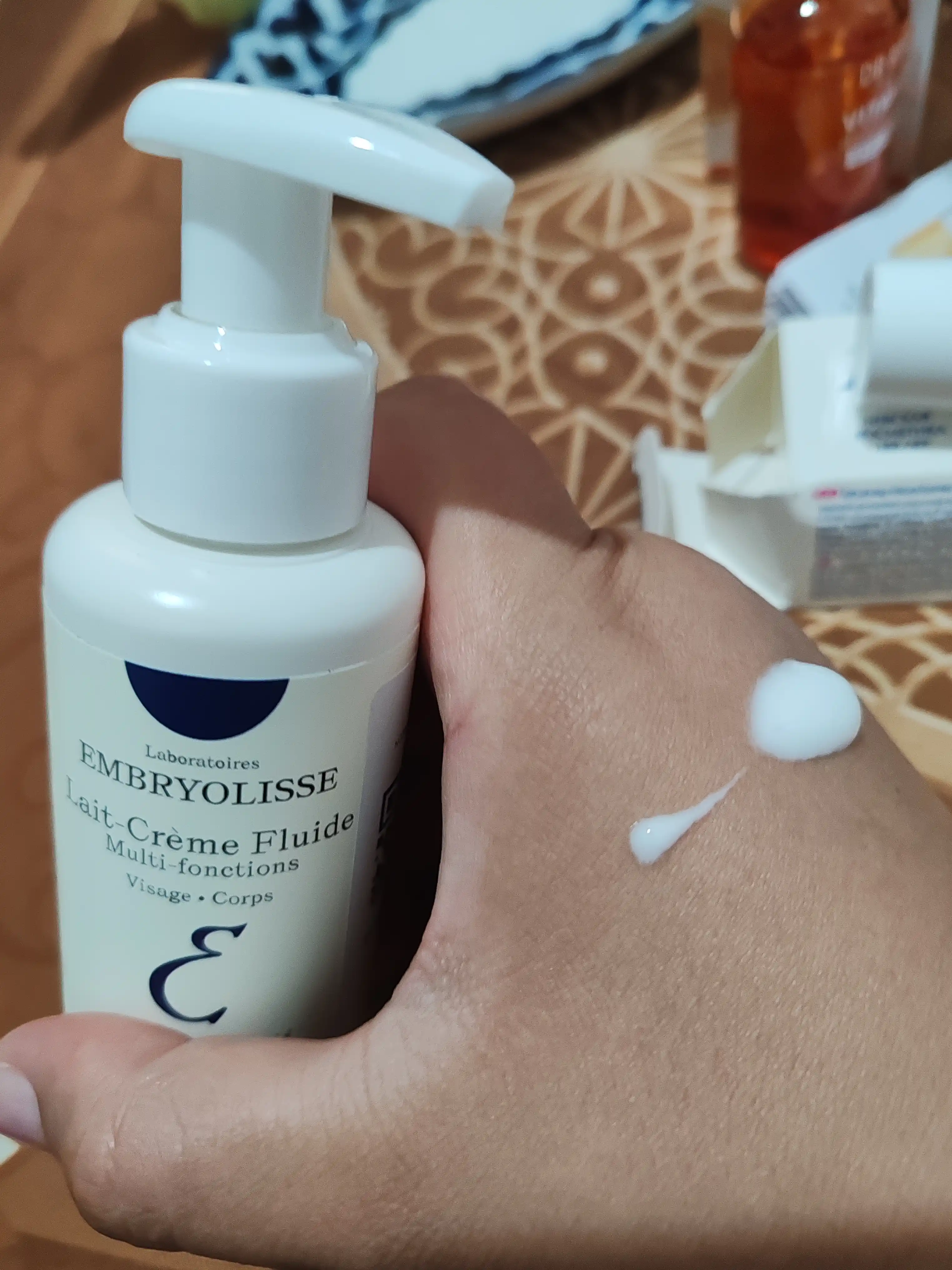 Ko'p funktsiyali oziqlantiruvchi va namlovchi krem Lait-Creme Fluide