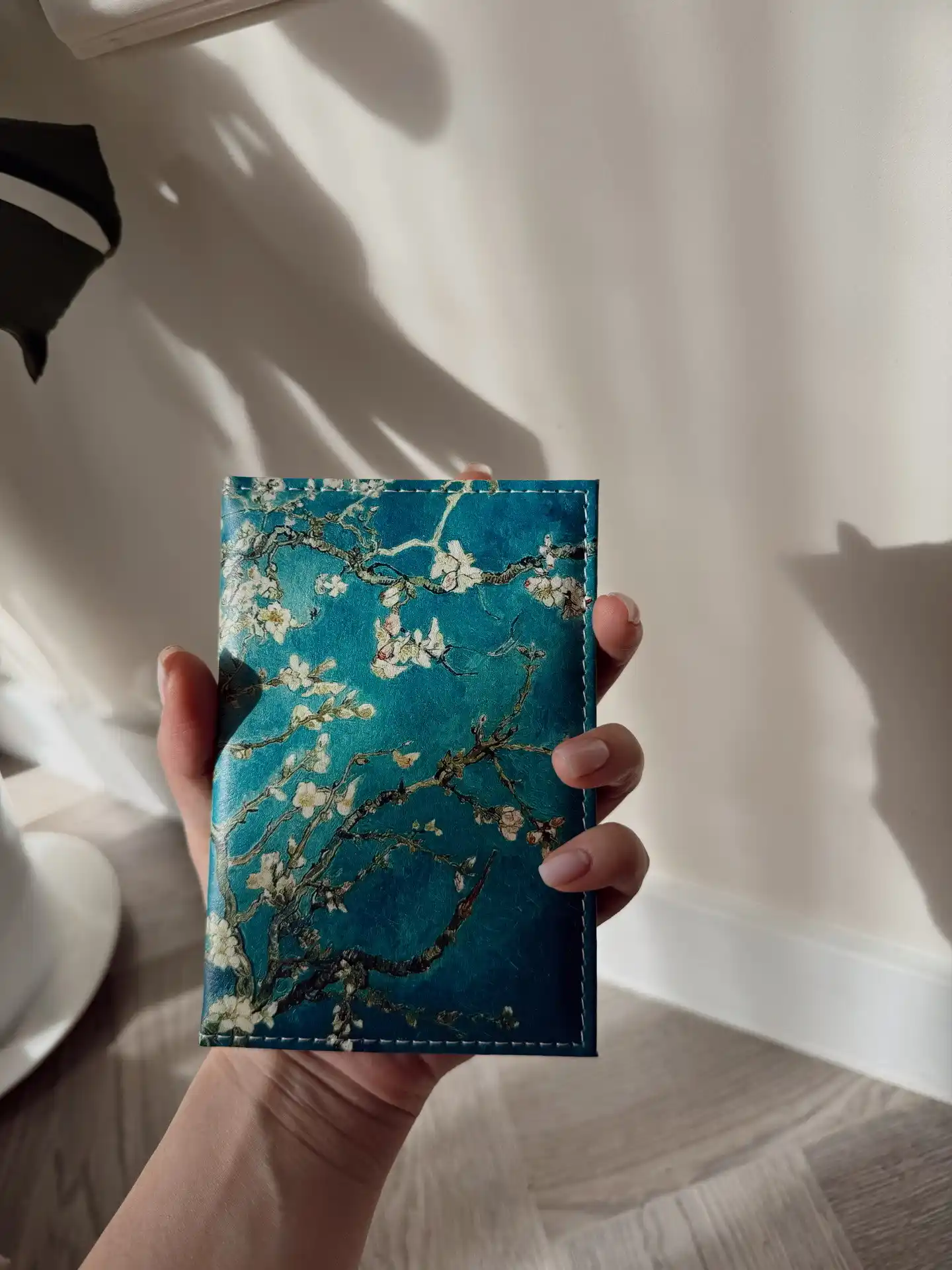 Van Gogh dizaynli xalqaro pasport uchun g'ilof – "Bodom gullari" va "Yulduzli tun"